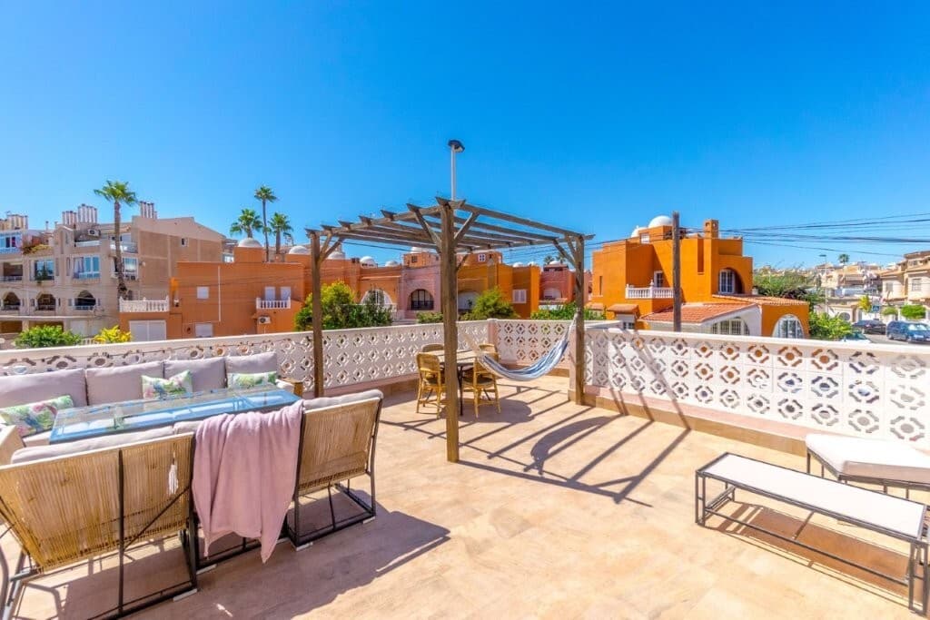 This unique townhouse is 164 m2. It is over 2 levels and has 5 bedrooms and 2 bathrooms and 1 toilet.There is a large living room with fireplace, a kitchen with dining area, laundry room, sauna and several storage rooms.The special thing about the property is that it has a private pool, several large terraces and outdoor areas as well as very good sun conditions.There is also a communal pool area in the urbanization.The home is sold furnished, with appliances and air conditioning.Contact us for more information and a viewing.Price: 399,000 euros + costsFacts:Area: 164 m25 bedrooms3 bathroomsFurnishedWhite goodsCommunal poolPrivate poolSaunaLaundry roomStorage room2 floorsAir conditioningYear of construction: 1986Property tax: 301 euros per yearCommunal costs: 425 euros per yearEnergy certificate: E