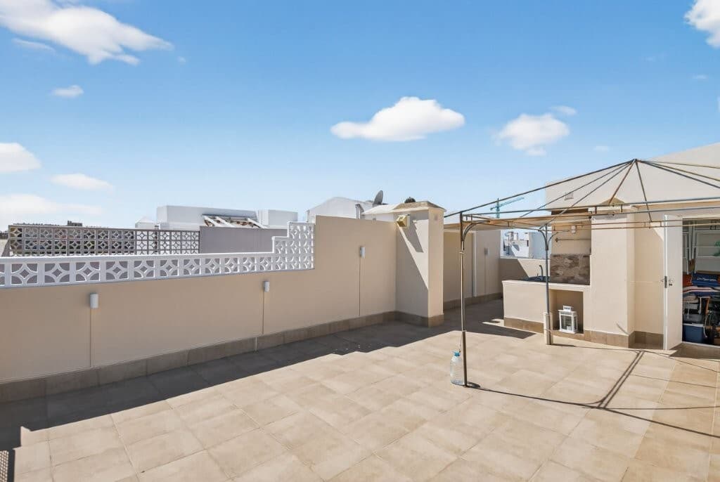 Torrevieja – Beautiful Top-Floor Apartment with Large Private Rooftop Terrace and Sea ViewsWelcome to a well-maintained and attractive top-floor apartment in the popular area of Calas Blancas, Torrevieja. Here you will find a home with a large private rooftop terrace, an outdoor kitchen, and lovely sea views – perfect for enjoying the Spanish climate all year round.This is an ideal property for those seeking a central location combined with peace and comfort.Location – Central and Vibrant AreaThe apartment is located in a well-established and sought-after area of Torrevieja, within short distance to the town centre, beaches, and promenade.✔ Only 1.3 km to Playa del Cura<br />✔ Approx. 1.5 km to Playa de los Locos<br />✔ Walking distance to shops, restaurants, and all amenities<br />✔ Close to the popular Friday market<br />✔ A lively area all year roundIn the immediate area, you will find cosy restaurants and bars, the Scandinavian shop Scandigo, and popular meeting spots such as Bar Carlos with live music.Here you live in a शांत and sheltered environment, while still being close to both city life and the beach.The PropertyThe apartment has a built area of approx. 56 m² and is well maintained and ready to move into.Entrance / hallwayOpen-plan living and dining areaFunctional kitchen2 spacious bedrooms with fitted wardrobes1 bathroomTerrace accessed from the living roomFrom the hallway, a staircase leads up to the property’s large private rooftop terrace, covering the entire apartment.Rooftop TerraceHere you can enjoy:Beautiful views of the sea and surrounding areaPrivate outdoor kitchenPlenty of space for seating areas and sun loungersThis is the perfect space for both relaxation and social gatherings.FeaturesSold furnishedWhite goods includedAir conditioningWell maintainedFinancial InformationPrice: €149,000 + costsWhen purchasing a resale property in this region, approximately 10% transfer tax (ITP) must be expected (from June 1st: 9%).In addition, there are variable costs such as:Notary feesLand Registry feesNew utility contracts (water and electricity)Possible administrative costsThese are normally estimated at approx. €2,000 – €4,000, depending on the property.Annual CostsProperty tax (IBI): approx. €168 per yearCommunity fees: approx. €500 per yearKey Information2 bedrooms1 bathroomRooftop terraceOutdoor kitchenSea viewsAir conditioningFurnishedYear built: 1999Energy rating: E/GSummaryA move-in-ready top-floor apartment with a large rooftop terrace and sea views, perfect for those looking for a centrally located home close to the beach and city life – whether as a holiday home or permanent residence.Contact us for a viewing or more information! 😊