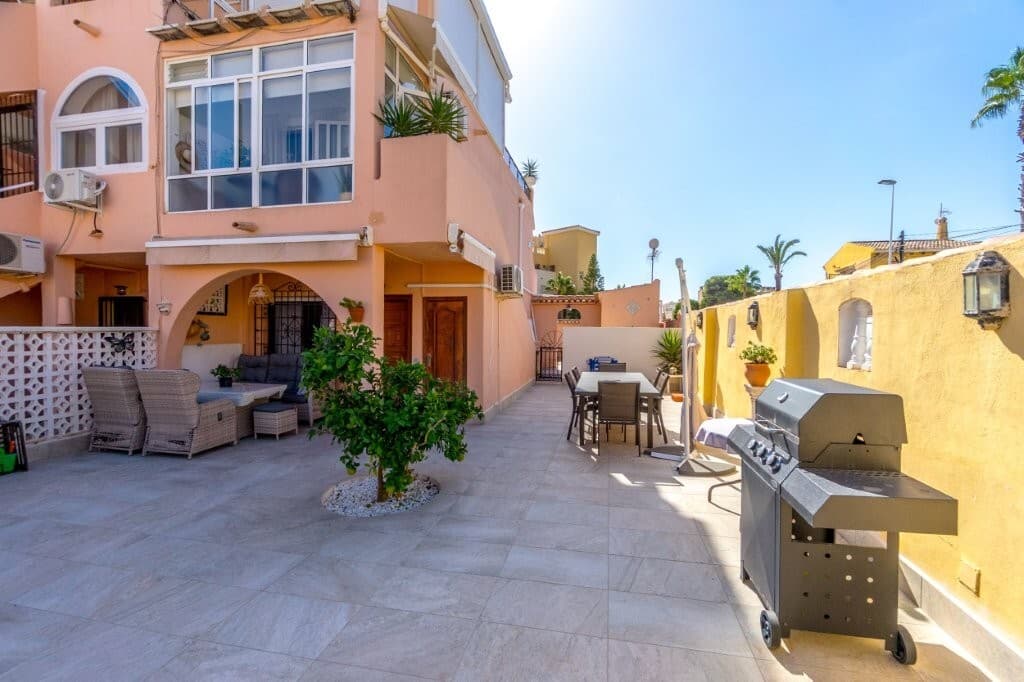 La Rosaleda – Ground floor corner apartment with large garden and great potentialLocationWelcome to this charming corner apartment in the popular area of La Rosaleda, just a short walk from the beach, promenade, and town centre.The property is located in a quiet and established residential area with many permanent residents, while still having all amenities close by. Nearby you will find shops, restaurants, bars, hairdressers, dentists, shopping centres, sports facilities, and beautiful park areas.The sea is only 400 metres away, and the popular Playa de los Locos beach is just 550 metres from the property. From the apartment, you can also enjoy a pleasant walk along the promenade to Torrevieja town centre in approximately 30 minutes.The area also offers good bus connections to both Torrevieja centre and La Mata.This property is ideal as a holiday home, investment, or permanent resideThe PropertyThe apartment has a usable area of 33 m² and consists of:Cozy living room with air conditioningOpen-plan kitchenSpacious bedroom with ceiling fan and built-in wardrobeModern bathroom with showerAccess to the back garden from the bedroomFantastic Outdoor SpaceAs the property is located on a corner plot, it benefits from a rare and spacious outdoor area of no less than 153 m² surrounding three sides of the home.There is plenty of space for:Multiple seating areasBBQ areaSun loungersPlants or fruit treesThe property also features a covered terrace and two practical storage rooms.The apartment requires renovation, giving you a fantastic opportunity to create a truly charming home in one of Torrevieja’s most attractive areas.Key InformationPrice: €149,000 + costsBuilt area: 33 m²Garden: 153 m²Bedrooms: 1Bathrooms: 1Year built: 1988Air conditioningFurnishedOrientation: North, West, and SouthCommunity fees: €430 per year<br />Property tax (IBI): €96 per year<br />Energy certificate: E