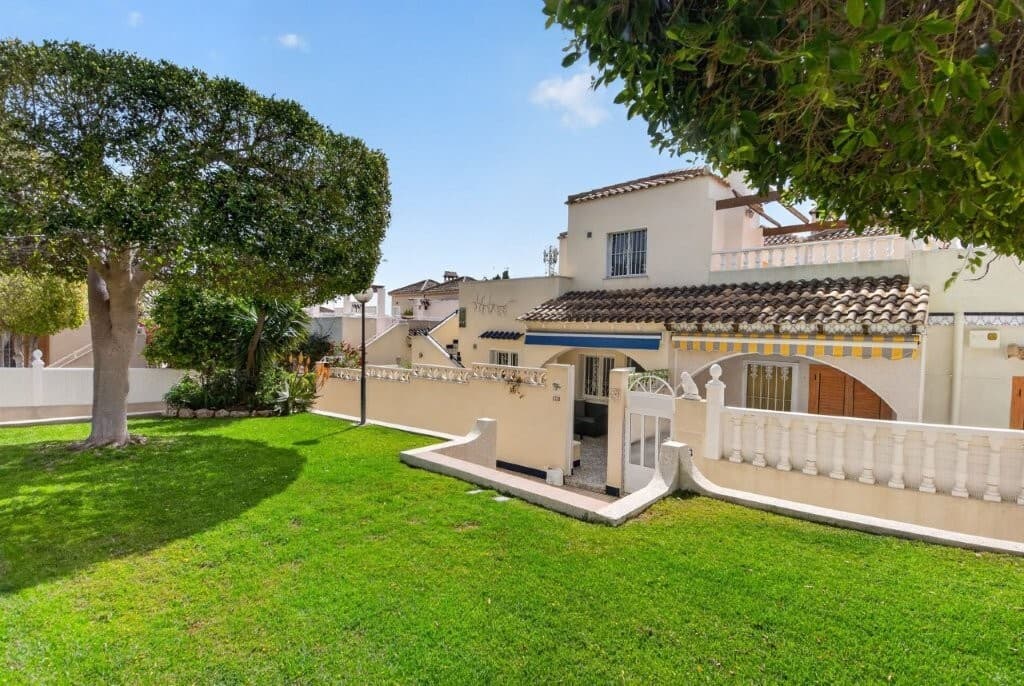 Los Altos – Charming property with great potential, rooftop terrace and sea viewsWelcome to an exciting property in the popular area of Los Altos!<br />Here you will find a home full of potential, perfect for those who want to add their own personal touch. The property offers a rooftop terrace with sea views, a garden, and access to attractive communal pool areas.LocationThe property is located in a sought-after and peaceful area of Los Altos, just south of Torrevieja. Here you can enjoy a quiet setting away from the noise of the city while still being close to everything you need for everyday life.In the surrounding area, you will find a wide selection of restaurants, shops, and services, as well as beautiful beaches within a short distance. Punta Prima beach is only approx. 2.3 km away, and Torrevieja town centre can be reached in around 5 km.For golf enthusiasts, several of the best golf courses on the Costa Blanca are just a short drive away, including Villamartin, Las Ramblas, Campoamor, Vistabella, and Las Colinas.Zenia Boulevard, the coast’s largest shopping centre with around 150 shops, is also nearby.The PropertyThe property is a corner townhouse (quad) distributed over two floors, offering a practical layout and several outdoor areas.Ground floor:Garden with external staircase leading to the upper floor2 storage roomsLiving room with fireplaceOpen-plan kitchen2 bedrooms1 bathroomFirst floor:Terrace with lovely views2 bedrooms1 bathroomCommunal AreasThe urbanisation offers:2 attractive communal pool areasPleasant and well-maintained gardensKey FeaturesQuad / corner propertyLiving area: approx. 85 m²4 bedrooms2 bathroomsRooftop terraceTiled gardenNorth-east facingAir conditioningPartly furnishedYear built: 1993Renovation potentialSea viewsFinancial InformationPrice: €185,000 + costsWhen purchasing a resale property in this region, you should expect approx. 10% transfer tax (ITP) of the purchase price (from June 1st: 9%).In addition, the following costs apply:Notary feesLand registry feesNew utility contracts (water and electricity)Administrative costsThese are typically estimated at approx. €2,000 – €4,000 depending on the property.Community costs and taxes:Community fees: approx. €167 per yearProperty tax (IBI): approx. €155 per yearWaste collection tax: approx. €66 per yearSummaryA property with fantastic potential, an excellent location, and several outdoor spaces.Perfect as a holiday home, investment, or for anyone looking to create their dream home in the sun.