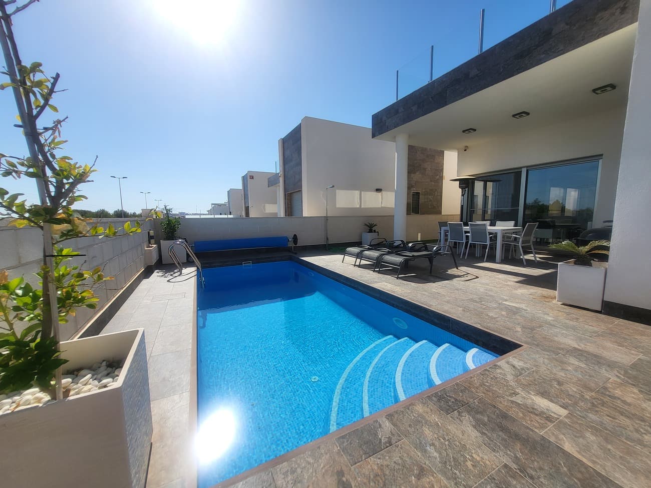 Villa de lujo en venta de una solo planta con solárium impresionante en la urbanización Pink Paradise. Esta preciosa propiedad tiene 3 dormitorios y 2 baños (uno en suite).El gran salón-comedor tiene puertas que dan al jardín, proporcionando luz natural durante todo el día. La cocina americana está totalmente equipada y los amplios dormitorios tienen armarios empotrados. Dispone también de una lavandería, espacio de tamaño perfecto para poner la lavadora.La villa es INTELIGENTE, está equipada con tecnología domótica personalizada, que ofrece una mejor calidad de vida sin duda: gestión descentralizada, mayor seguridad, eficiencia energética, etc.Dispone de una piscina de buen tamaño y de un solarium privado de 104 m² con cocina equipada, toldo y spa, de donde se puede disfrutar de impresionantes vistas de las salinas de Torrevieja.Esa propiedad tiene un montón de EXTRAS:-Cocina exterior-Toldo en el solarium-Trastero exterior-Alarma-Cámaras-Automatización del hogar-Parlofonía-Aire acondicionado individual/habitación-Plantas de exterior-Solarium wifi-…El chalet está idealmente situado cerca del campo de golf de Villamartín y ofrece fácil acceso a supermercados, bares, restaurantes y tiendas. La playa de La Zenia y el centro comercial Zenia Boulevard están a sólo 10 minutos en coche. Además, muchos campos de golf de renombre también están cerca. No pierda esta oportunidad única de adquirir esta magnífica villa en un entorno idílico.