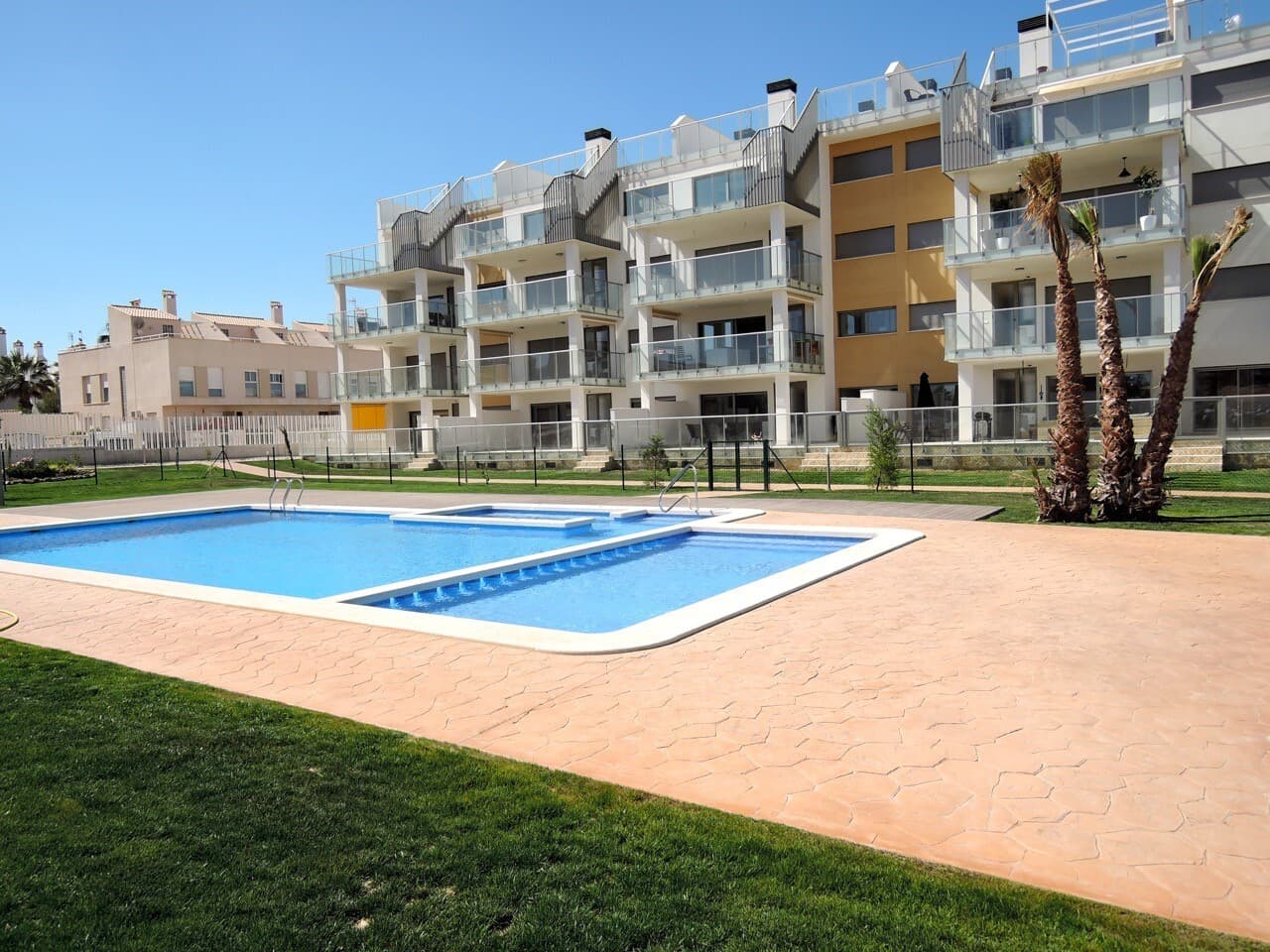 Este apartamento forma parte de Villamartín Gardens, en la zona residencial de El Barranco, Villamartín (provincia de Alicante), Costa Blanca Sur.Es una ubicación muy tranquila y, sin embargo, está cerca de todos los servicios, del centro comercial Zenia Boulevard, de las playas de Orihuela Costa y de los campos de golf de Villamartín, Las Ramblas, Campoamor y Las Colinas.Menos del 50 % de las 2,5 hectáreas de la urbanización se han urbanizado. El resto se ha llenado de hermosos jardines, tres piscinas (una de ellas cubierta y climatizada), un parque infantil y equipos de fitness biosaludables.Al aprovechar al máximo el espacio entre los edificios y centrarse en la orientación sur de las amplias terrazas de los apartamentos, todas las viviendas disfrutan de mucha luz natural.Este apartamento se ha alquilado a largo plazo hasta finales de 2027, lo que lo convierte en una propiedad de inversión ideal. Una vez que expire el contrato con los inquilinos actuales, el propietario podrá utilizarlo él mismo.