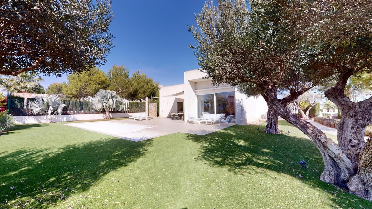 Almendro 6 es una hermosa villa de 201 m² situada en el prestigioso Las Colinas Golf. Esta joya se asienta sobre una generosa parcela de 1.000 m², que ofrece un amplio espacio al aire libre.Hay cuatro amplios dormitorios, dos de los cuales tienen lujosos baños en suite, complementados por un baño de invitados.La calefacción por suelo radiante en las salas de estar proporciona un acogedor confort durante los meses más fríos.Una piscina climatizada proporciona placer de nadar durante todo el año.Esta villa se vende completamente amueblada, lista para entrar a vivir y disfrutar de la residencia de sus sueños en España.La terraza de la planta superior ofrece unas vistas impresionantes del complejo.Gracias a la implantación y a los árboles que hay en la parcela y alrededor de ella, mantendrá mucha privacidad.Además del golf, el complejo también ofrece muchos otros deportes como tenis, squash, pádel, natación y fitness. También hay rutas de ciclismo y senderismo, con una longitud de 8 kilómetros, a través de los bosques de esta reserva natural. La casa club está situada en el corazón del complejo e incluye una tienda profesional, vestuarios, restaurante y bar, así como una hermosa terraza con vistas a un lago y al hoyo 18.Además, el complejo cuenta con un club de playa en la playa de Dehesa de Campoamor, a solo 10 minutos del complejo.El complejo se encuentra a 45 y 30 minutos en coche de los aeropuertos de Alicante y Murcia, respectivamente.¡No dejes pasar esta oportunidad! 