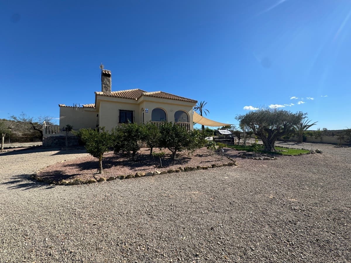 Con una ubicación idílica en el campo de Torremendo, un pequeño pueblo a las afueras de Orihuela Costa.Esta finca (totalmente legal) cuenta con suministro propio de electricidad y agua gracias a la energía solar y eólica y a un depósito de agua. También se ha instalado una fosa séptica, lo que reduce mucho los costes de funcionamiento anuales.La finca está situada en una parcela de 2955 m² y la superficie habitable es de 129 m². Tiene una piscina (47 m²), una cocina exterior y un cobertizo.Si busca una propiedad tranquila a solo 25 minutos en coche de la costa, esta es una oportunidad.