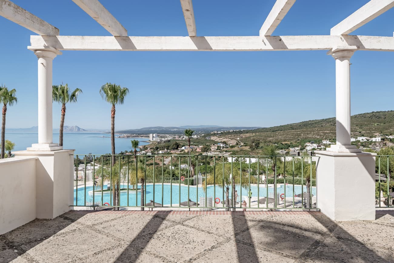 Denne turistleiligheten ligger i et feriested med en rekke fasiliteter og bekvemmeligheter og har utsikt over bukten like utenfor Sotogrande, og har mye å tilby!Eiendommen er klassifisert som en turistleilighet og er under konsesjon av Pierre & Vacances, som forvalter eiendommen.Dette betyr at du som eier har tilgang til eiendommen et visst antall uker i lav- og mellomsesongen, mens operatøren leier ut eiendommen resten av året.I tillegg til å organisere utleien, tar operatøren også hånd om all eiendomsforvaltning og garanterer en fast prosentandel av inntektene til eieren.Når det gjelder selve eiendommen, er det en velholdt leilighet med to soverom og to bad i 2. etasje.Fra terrassen er det utsikt over fellesområdet og havet utenfor.Eiendommen har et lite kjøkken og det er heis samt en underjordisk parkeringsplass.Ferieanlegget har flere svømmebassenger, idrettsanlegg, lekeplass for barn og flere restauranter, samt en minimarked på stedet.I en tid hvor det ikke lenger er like lett å finne eiendommer å investere i for utleie, kan dette konseptet være et ideelt valg!