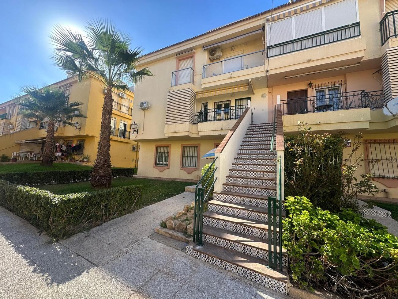 Bright and Modern 3-Bedroom Apartment in Torrevieja, La Veleta – Just Steps from the Sea! 🌊Renovated in 2025, bright, modern home, ready to move in!Key features:3 bedrooms, 1 bathroom, total area 56 m²<br />New windows and doors, balcony, air conditioning in all rooms<br />Bathroom with underfloor heating and new sanitary fittings 🛁<br />New modern kitchen furniture with induction hob, oven, dishwasher, fridge, extractor hood, and washing machine 🍳<br />Just a few steps from the sea ⛱️<br />Versatile use: perfect as a holiday home, investment, or permanent residence<br />Area amenities: bus stop, cafés, restaurants, and grocery stores nearby IBI 168 / yearCommunity fee 212 / year  