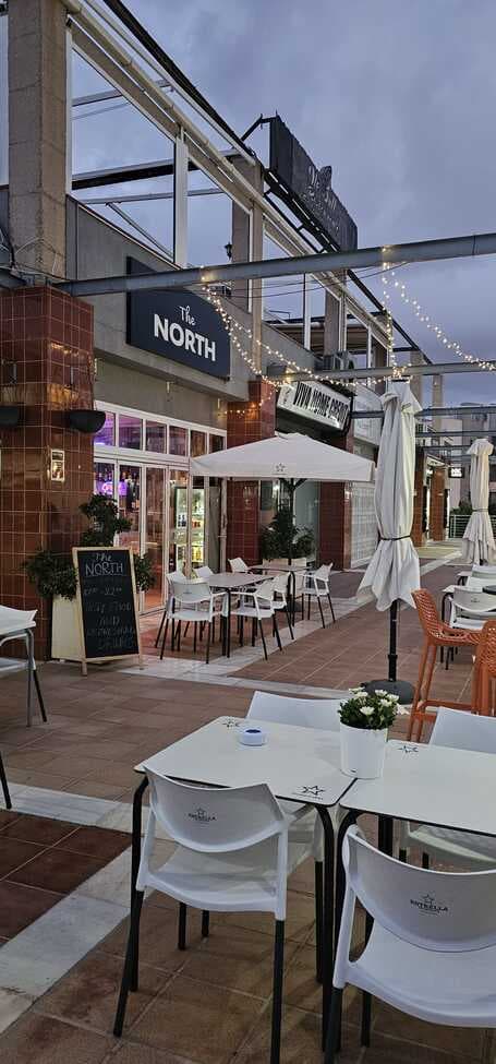 Working bar - restaurant located in a very popular area, in Los Dolses Commercial Center.<br />Situated on the first floor with southeast orientation allowing sun all day.<br />Completely renovated in 2025<br />All licences up to date<br />Fully operational and equipped<br />Ready to operate from day one<br />Inside there are 63 m2 and seating for 12 people.<br />The outside terrace is 90 m2 , 30 m2 of it being enclosed.<br />Total seating for 60 guests.<br /><br />Transfer price is 35.000 €<br />Monthly rent is 800 €