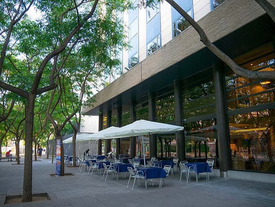 Hotel Urbano Estratégicamente Ubicado en BarcelonaPresentamos una excelente oportunidad de adquisición de un hotel de 4 estrellas situado en una de las zonas mejor comunicadas de Barcelona. Su ubicación privilegiada, a escasos minutos de la estación de Sants, del recinto ferial Fira Barcelona y de algunos de los principales puntos de interés de la ciudad, lo convierte en una opción altamente atractiva tanto para viajeros de negocios como para turistas.La propiedad se encuentra a aproximadamente 2,5 kilómetros de la playa y rodeada de una amplia oferta de comercios, restaurantes, cafeterías, zonas de ocio y servicios. Además, dispone de excelentes conexiones mediante transporte público, con paradas cercanas que facilitan el acceso a cualquier punto de la ciudad.Características del HotelConstruido en 1992, el establecimiento se distribuye en seis plantas y cuenta con un total de 80 habitaciones, ofreciendo una capacidad ideal para una explotación hotelera consolidada.Distribución de Habitaciones•          80 habitaciones en total•          20 habitaciones individuales•          60 habitaciones doblesLas habitaciones están equipadas para garantizar una estancia cómoda y funcional, incluyendo:•          Baño completo•          Wi-Fi•          Televisión•          Teléfono•          Minibar•          Caja fuerte•          Calefacción y aire acondicionadoInstalaciones y ServiciosEl hotel ofrece una amplia gama de servicios orientados tanto al segmento corporativo como al vacacional:•          Recepción 24 horas•          Ascensores•          Wi-Fi en todo el establecimiento•          Restaurante•          Bar y cafetería•          Salas de reuniones y conferencias•          Centro de negocios•          Sala de televisión•          Servicio de habitaciones•          Servicio de lavandería•          Aparcamiento•          Alquiler de bicicletas•          Desayuno buffetUbicación EstratégicaUno de los principales atractivos de este activo es su excelente localización:•          A solo 5 minutos a pie de la estación de Barcelona Sants•          Próximo al recinto ferial Fira Barcelona•          Cercano a Montjuïc•          A poca distancia del estadio Camp Nou•          Buen acceso al centro histórico de Barcelona•          Aproximadamente a 30 minutos del Aeropuerto de Barcelona-El PratSu ubicación permite captar una demanda diversificada procedente de turismo urbano, eventos, congresos, viajes corporativos y escapadas de fin de semana.Una Inversión con Gran PotencialGracias a su tamaño, ubicación y completa oferta de servicios, este hotel representa una interesante oportunidad para grupos hoteleros, fondos de inversión y operadores que busquen incorporar un activo consolidado en uno de los mercados turísticos y corporativos más importantes de Europa.Para más información, detalles financieros o para concertar una visita confidencial, contacte con nuestro equipo.