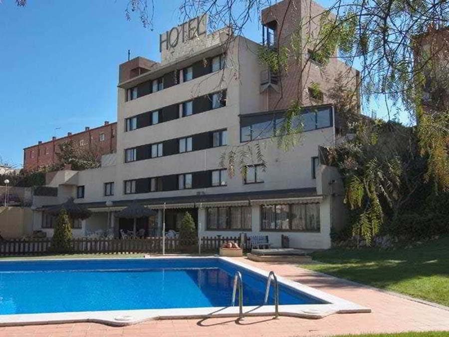 Establecimiento hotelero urbano de 2 estrellas situado en una zona residencial tranquila del área metropolitana de Barcelona, a aproximadamente 21–30 km del centro de la ciudad. Su ubicación estratégica permite disfrutar de la cercanía a Barcelona con la ventaja de un entorno calmado, ideal para descanso y estancias funcionales.Perfectamente comunicado mediante red ferroviaria, autobuses y accesos directos por autopista, ofrece una excelente conectividad tanto para clientes corporativos como para turismo de ocio.📍 Ubicación estratégicaEl activo se encuentra en una zona bien conectada con Barcelona, con acceso ágil a:•             Red de ferrocarril de cercanías a corta distancia a pie•             Paradas de autobús a escasos metros•             Principales vías rápidas y conexiones metropolitanasEn el entorno inmediato se encuentran comercios, restaurantes y servicios, además de zonas verdes y espacios de paseo, lo que aporta valor añadido a la estancia.🏨 Características del activo•             Hotel urbano de 4 plantas•             Parcela aproximada de 995 m²•             Superficie construida aproximada de 1.815 m²•             39 habitaciones (dobles e individuales)•             Edificio consolidado con reforma integral realizada tras su construcciónEl establecimiento cuenta con recepción operativa, ascensor, zonas comunes, climatización en espacios compartidos, caja fuerte, servicio de lavandería, parking y conexión a internet.🛏️ HabitacionesLas habitaciones están diseñadas para ofrecer funcionalidad y confort, y disponen de:•             Aire acondicionado y calefacción individual•             Baño privado con secador de pelo•             Televisión vía satélite / cable•             Teléfono de línea directa•             Escritorio de trabajo•             Ventanas exteriores insonorizadas•             Habitaciones para no fumadores🍽️ Servicios del establecimientoEl hotel ofrece una operativa completa orientada a estancias cómodas y funcionales:•             Desayuno tipo buffet•             Restaurante y cafetería•             Bar y servicio de snacks•             Piscina exterior•             Zonas ajardinadas•             Parking privado🌿 Entorno y posicionamientoSu ubicación combina tranquilidad residencial con proximidad a Barcelona, lo que lo convierte en un producto versátil para:•             Turismo urbano•             Viajes de negocios•             Estancias corporativas•             Grupos y escapadas de corta duraciónAdemás, cuenta con acceso a zonas verdes y equipamientos locales a pocos minutos a pie.📊 Resumen de oportunidadActivo hotelero consolidado dentro del segmento económico-urbano del área metropolitana de Barcelona, con infraestructura operativa, buena conectividad y servicios esenciales ya implantados. Representa una oportunidad interesante tanto para explotación continuada como para reposicionamiento o mejora de rendimiento.