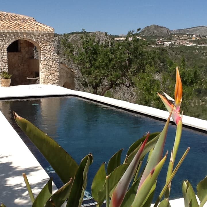 Продается усадьба на севере Коста Бланки - Тарбена. Продается усадьба на побережье Коста Бланка, в Тарбене. Деревенский дом с 3 спальнями и 2 ванными комнатами на участке площадью 5731 м².  Для тех, кто хочет жить В ОДИНОЧЕСТВЕ в раю, мы предлагаем к продаже эту усадьбу, полностью отремонтированную в стиле брутальный шик. Эта усадьба имеет полную конфиденциальность, без прямых соседей. В доме матовые черные алюминиевые окна с изоляционным стеклом, пеллетная печь, встроенная в камин, полы в ванной комнате из микроцемента, а также ванна и душ. В саду также есть каменный дом, душ на открытом воздухе, летняя кухня и частная подъездная дорога не менее 300 метров. Все разрешения имеются, а также электричество и вода. 