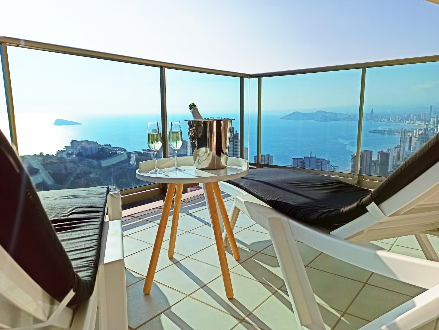 I 29.etasje i Torre Lugano ligger denne leiligheten med fantastisk panoramautsikt over hele Benidorm, fjellene og havet. Torre Lugano-bygningen er den 2nd høyeste bygningen i Benidorm med totalt 42 etasjer og en høyde på 158m. Leiligheten med et konstruert areal på 89m² har 2 soverom, 2 bad, stue og en stor terrasse, hvor du kan nyte solen og utsikten. Leiligheten er orientert mot sør. Den er veldig godt vedlikeholdt og har et nytt Daikin klimaanlegg med WIFI fra 2024. Det er også 2 private garasjeplasser i bygningen.Leiligheten har turistlisens og leies nesten alltid ut til turister. Den har sin egen nettside. Lønnsomheten er veldig veldig høy med påviselige inntekter i 2022 på €26600, i 2023 på €29500, og i 2024 på €30700!! Nettside, møbler, tilbehør, kundebase, ... Alt inkludert!Torre Lugano i Benidorm har 2 store utendørsbassenger, et annet basseng for barn, et treningsstudio, en stor hage med lekeplass, tennisbane, paddletennisbane og du kan også spille fotball og basketball.Torre Lugano har dørvakt og videoovervåking. 