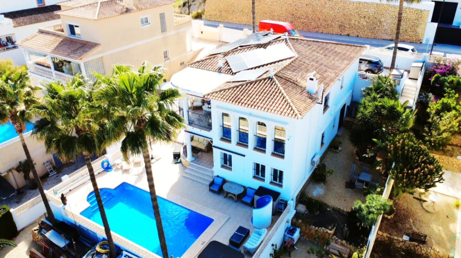 Ubicada en la codiciada zona de Bello Horizonte en La Nucía, a las afueras de Altea, esta encantadora villa familiar es el lugar perfecto para vivir todo el año. La propiedad está distribuida en dos plantas. El acceso principal lleva a un amplio garaje integrado y a un porche soleado, desde el cual unos escalones bajan hacia el jardín, donde se encuentran naranjos, limoneros maduros y hermosas palmeras.En el nivel de entrada se encuentra el dormitorio principal con baño en suite, un aseo de cortesía, una espaciosa cocina, un lavadero independiente, y un gran salón-comedor con chimenea, aire acondicionado y calefacción central. Grandes ventanales ofrecen vistas espectaculares al mar, abarcando Altea, Albir y Calpe. Junto al salón, una impresionante terraza con vistas panorámicas se convierte en el lugar perfecto para disfrutar de una copa de vino mientras se observa el atardecer.La planta baja es accesible tanto desde el interior como desde el exterior, lo que la convierte en una opción ideal para recibir visitas. Esta zona cuenta también con una cocina independiente, además de 4 dormitorios más (uno de ellos actualmente acondicionado como estudio de arte), 2 baños amplios y una preciosa terraza que da al área de la piscina climatizada. Los jardines de bajo mantenimiento, con palmeras, árboles frutales y arbustos, crean un ambiente relajante. La piscina es el lugar perfecto para refrescarse durante las cálidas y suaves noches de verano, y cuenta con el añadido de un jacuzzi junto a la piscina y una ducha exterior.La villa está equipada con paneles solares, una batería, una bomba de calor y una aerotermia. Lo que hace que esta villa sea muy eficiente energéticamente.