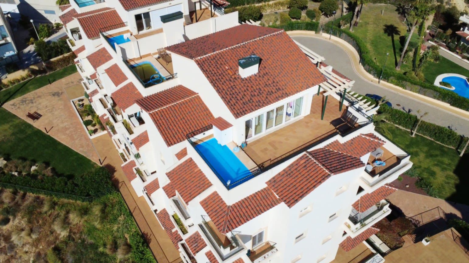 Этот прекрасный роскошный пентхаус находится в Oasis Beach, Mascarat, и был построен в 2007 году. В нем есть собственный бассейн и общий бассейн, а также открывается потрясающий панорамный вид на Средиземное море и горы. Расположенный на четвертом этаже четырехэтажного здания, пентхаус имеет 3 террасы, идеально подходящие для того, чтобы насладиться средиземноморским солнцем, с 360º видом. Здесь солнечно весь день. Площадь собственности составляет 108 м², плюс 96 м² террас, в общей сложности 204 м². В пентхаусе 2 спальни и 2 ванные комнаты, одна из которых с ванной. Апартаменты полностью меблированы и оборудованы всеми удобствами, включая новую систему кондиционирования для отопления и охлаждения, маркизы для защиты от солнца, собственный бассейн с фильтрационной насосной системой, кладовую площадью 10 м² и подземную парковку. Комплекс оснащен лифтом, консьержем, а также общим садом с общим бассейном. В этом районе предлагается широкий выбор услуг, таких как марина, рестораны, бары и супермаркет, все в пределах пешей доступности для вашего удобства.