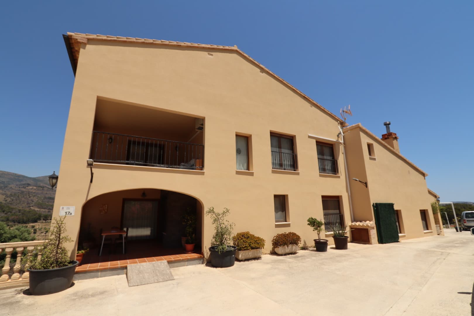 ¿Buscas una propiedad con privacidad, espacio, sostenibilidad y vistas espectaculares? Esta increíble finca rústica en Lleus, Benissa, lo tiene todo. Ubicada en una parcela privada de 16.382 m², esta propiedad ofrece vistas panorámicas a la naturaleza mediterránea y está estratégicamente situada a solo unos minutos en coche de Moraira, Calpe y Jávea.Una propiedad excepcional, perfecta para convivir varias familiasLa finca cuenta con casi 500 m² construidos y ofrece hasta tres viviendas independientes, lo que la convierte en una opción ideal para familias grandes, alojamiento turístico o co-living. En total, pueden alojarse cómodamente más de 20 personas.Vivienda principal:Amplio salón-comedor con chimenea y cocina equipada de estilo tradicional español.1 dormitorio doble y baño completo en planta baja.Suite principal en planta alta con vestidor, baño en suite y acceso a gran terraza privada con vistas abiertas.2 dormitorios dobles adicionales, 1 baño completo y una estancia polivalente muy espaciosa (actualmente con capacidad para 7 camas individuales), ideal para cine en casa, gimnasio o estudio.Sótano acondicionado como vivienda independiente: salón-cocina-comedor, 3 dormitorios y 1 baño.Apartamento independiente:Gran terraza cubierta, salón-comedor, cocina equipada, dormitorio doble y baño completo. Entrada independiente.Espacios exteriores diseñados para disfrutarLa finca dispone de una piscina privada rodeada de terrazas soleadas, cocina exterior, zona de barbacoa, comedor cubierto con pérgola de estilo mediterráneo y baño exterior. Un entorno perfecto para relajarse, disfrutar del aire libre o recibir invitados.Energía solar y agua propia: autonomía y sostenibilidadUna de las grandes ventajas de esta propiedad es su autosuficiencia:Instalación solar de 8 kW con batería de 10 kW, lo que permite un consumo energético eficiente y sostenible.Propio pozo de agua dulce, lo que garantiza el suministro constante sin dependencia de la red pública.Una oportunidad única para quienes buscan una casa sostenible en el campo, con potencial para varios usos: residencia permanente, alquiler vacacional, casa rural o inversión familiar.¿Quieres más información o agendar una visita? Contáctanos hoy mismo.
