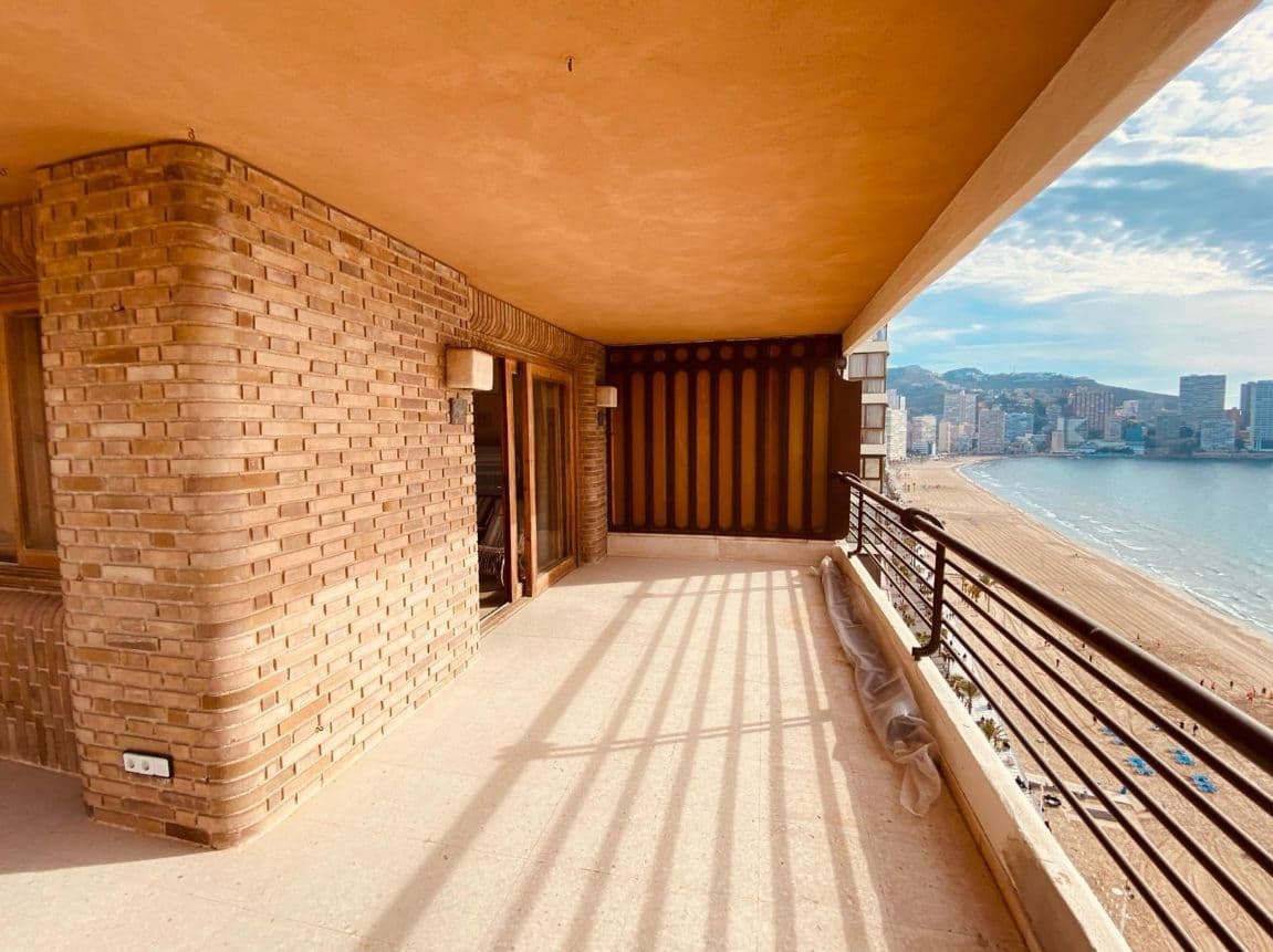Frontline beach Levante in Benidorm. Apartment with 3 bedrooms, bathroom, and toilet.Bedrooms 1 and 2 with terrace. Large L-shaped terrace on the south and west facades, with the possibility of a fourth bedroom.Residential complex with community pool and children's playground with slide and swings.