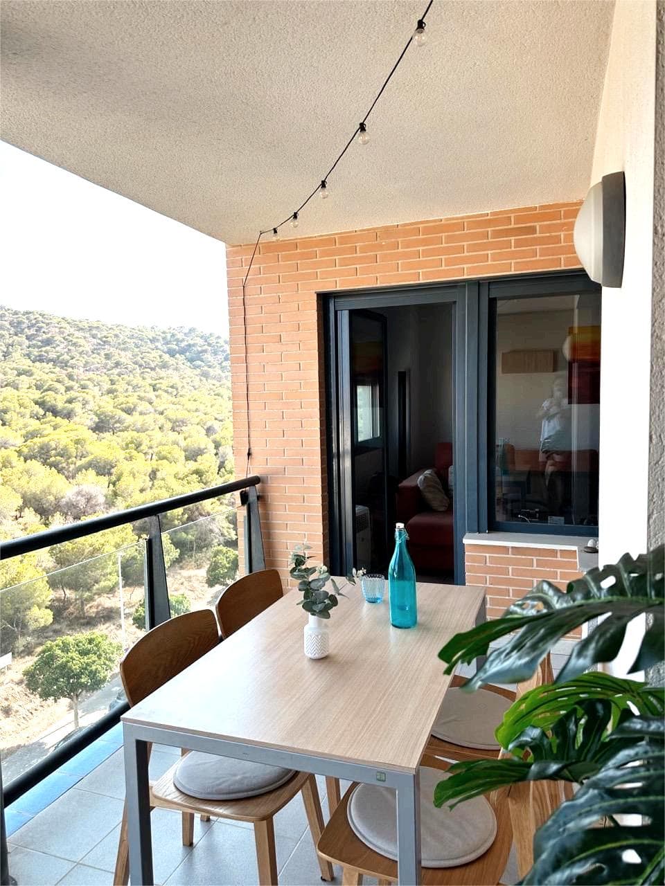 Apartment Description in La CalaThis spacious 88 m² apartment, located in the charming area of La Cala in Villajoyosa, offers an unparalleled living experience. With a southern orientation, the property is filled with natural light throughout the day, creating a warm and welcoming atmosphere.The apartment has sea views!Layout and AmenitiesThe apartment features an open-plan design that maximizes space use, offering a harmonious flow between areas. It includes comfortable and well-lit bedrooms, perfect for rest. The baths, with a modern design, provide functionality and style, ensuring the necessary comfort for daily routines.Open-Plan KitchenThe open-plan kitchen seamlessly integrates with the living room, creating an ideal social area for enjoying moments with family or friends. This layout not only promotes interaction but also maximizes brightness throughout the space.Facilities and ServicesThe building is in good condition and offers several features that enhance the living experience, such as an elevator and a security alarm system that ensures the safety and comfort of its residents. Additionally, with double glazing in the windows and a security door, a peaceful and secure environment is guaranteed.Common AreasOne of the true attractions of this property is its community pool, which provides a perfect place to relax and enjoy the Mediterranean climate. The common areas are ideal for socializing and enjoying community life.Privileged LocationLocated in Villajoyosa, the property benefits from excellent communication with the rest of the city and adjacent areas, facilitating access to services, shops, and restaurants. La Cala is known for its beautiful beaches and tranquil atmosphere, making it an ideal place to enjoy life.This apartment is more than just a property; it is a retreat where every corner reflects quality and comfort, in an environment that invites you to enjoy each day to the fullest.