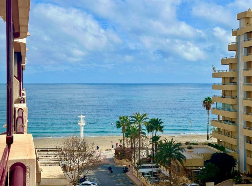 Modernos y cómodos apartamentos de un dormitorio. El complejo residencial está situado a pie de playa; los apartamentos se encuentran en la sexta planta. Desde la planta superior hay vistas al mar. Totalmente climatizados, con cocina totalmente equipada. Calefacción. Gran terraza. El edificio está situado justo en la gran playa de arena de La Fossa. Las playas de Calpe son galardonadas cada año con la Bandera Azul. Todo está a poca distancia: un supermercado en el edificio de al lado, una parada de autobús y cafeterías y restaurantes a lo largo del paseo marítimo. En la zona privada de la casa hay una piscina y un jardín junto a la piscina. Wi-Fi (fibra óptica). El puerto de Calpe, con sus famosos restaurantes de pescado, se encuentra a 10 minutos a pie. A lo largo de la playa hay un paseo marítimo con cafeterías, restaurantes y tiendas.El aparcamiento en el garaje subterráneo está incluido en el precio.