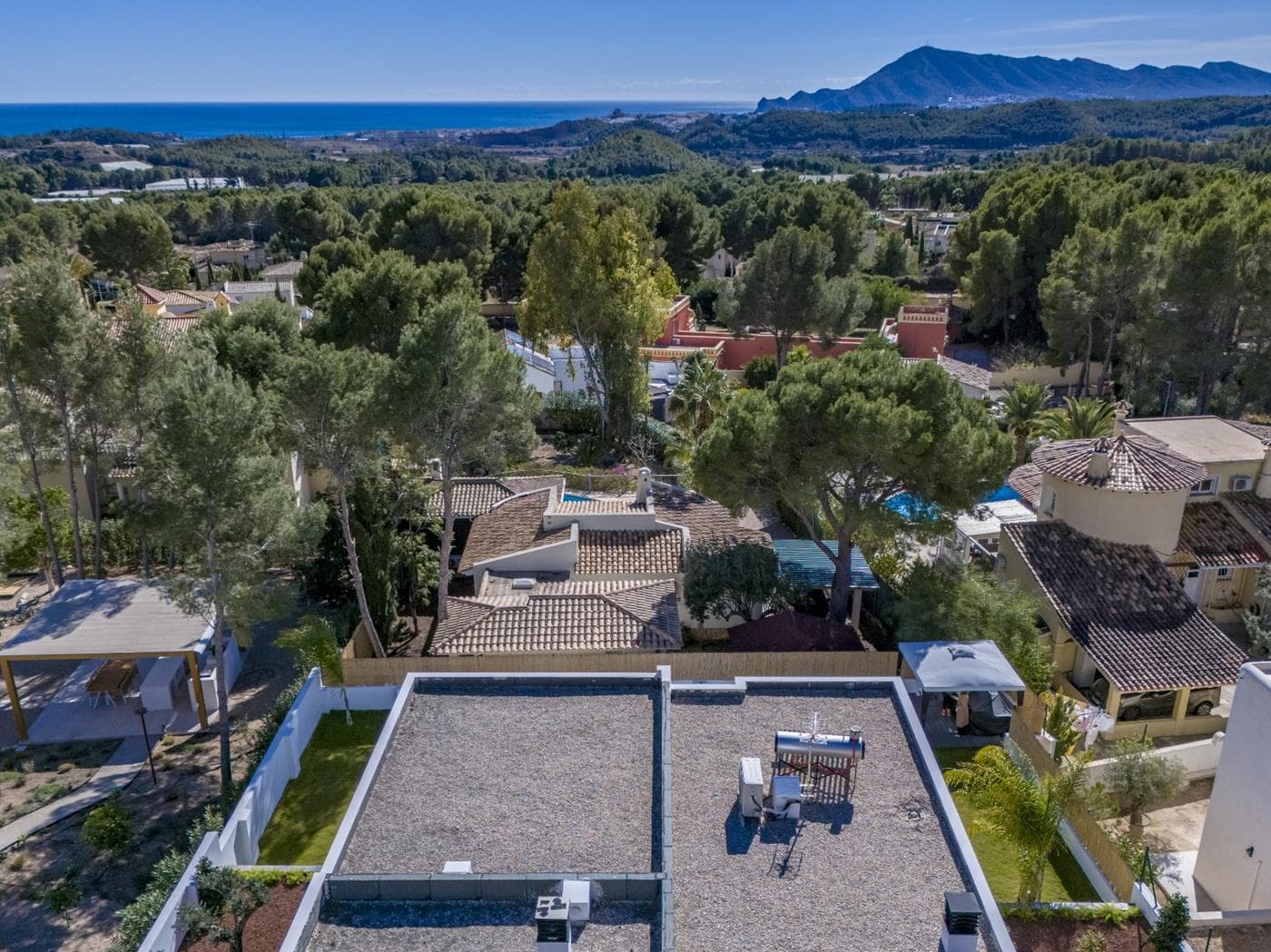 Modern villa in Altea, on the shores of the Mediterranean Sea!The house has 3 bedrooms, 3 bathrooms, a sauna with a shower, and a relaxation room (possibly another bedroom or gym), a swimming pool, and a plot of 837 m².The villa is located in Altea, which is the heart of the Costa Blanca and is recognized both nationally and internationally as one of the most beautiful and emblematic corners of the northern Costa Blanca. The most beautiful place here is Marina Greenwich.Altea, with its seaside location, sailing and water sports, as well as a wide network of hiking and cycling trails in the mountains surrounding the bay of Marina Baksia. The mountain range creates a healthy microclimate with an average temperature of 18 degrees. The area's golf courses are open year-round.Nearby, there is a great selection of international schools. The theme park Terra Mítica, the water park Aqualandia, as well as the main entertainment venues and the Benidorm shopping center are a 15-minute drive away.