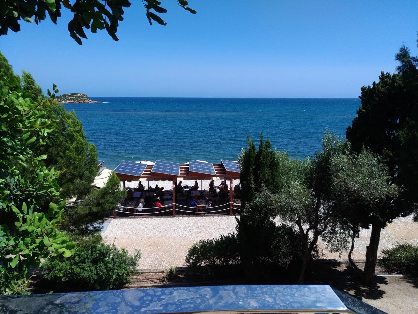 ¡Villa moderna en Altea, a orillas del mar Mediterráneo!La casa tiene 3 dormitorios, 3 baños, sauna con ducha y sala de descanso (posiblemente otro dormitorio o gimnasio), piscina y un terreno de 837 m².La villa está situada en Altea, que es el corazón de la Costa Blanca y está reconocida tanto a nivel nacional como internacional como uno de los rincones más bonitos y emblemáticos del norte de la Costa Blanca. El lugar más bonito aquí es Marina Greenwich.Altea, con su ubicación junto al mar, los deportes de vela y acuáticos, así como una amplia red de rutas de senderismo y ciclismo en las montañas que rodean la bahía de Marina Baksia. La cordillera crea un microclima saludable con una temperatura media de 18 grados. Los campos de golf de la zona están abiertos todo el año.En las inmediaciones hay una gran selección de colegios internacionales. El parque temático Terra Mítica, el parque acuático Aqualandia, así como los principales locales de ocio y el centro comercial de Benidorm se encuentran a 15 minutos en coche.