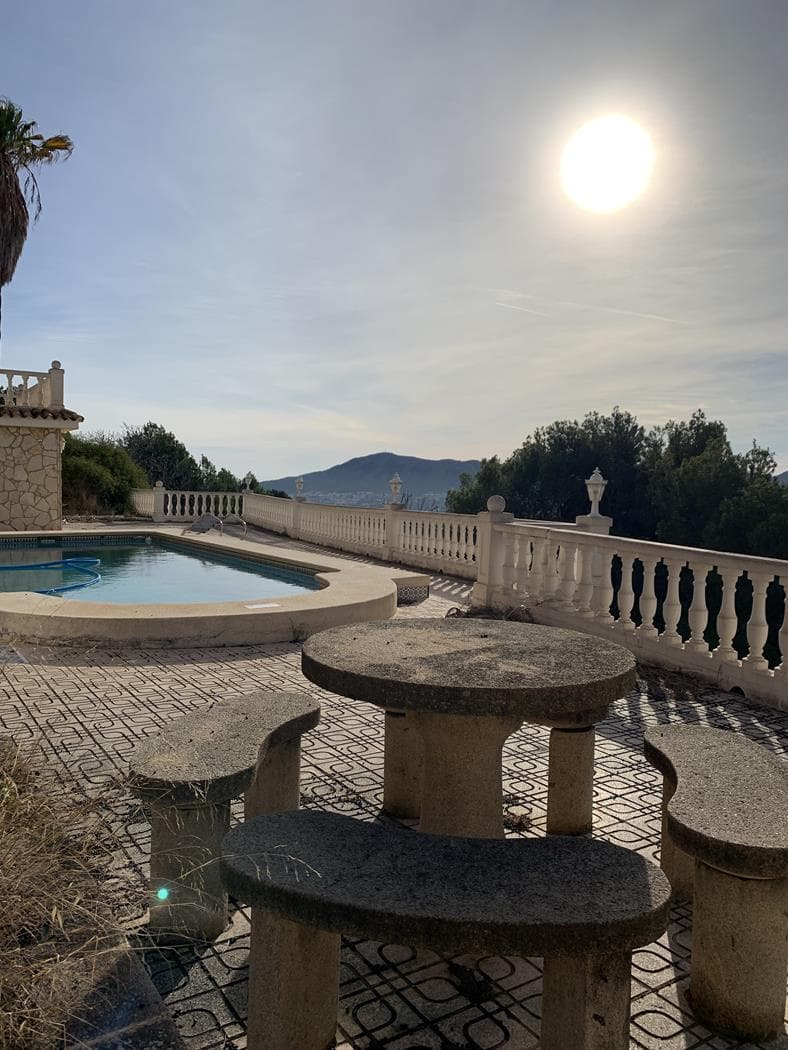 Las vistas abarcan desde Benidorm hasta Altea. Es una casa para toda la familia, tiene 3 alturas, consta de 7 dormitorios y 5 baños. Se trata de una villa que se ha construido con mucho cariño y ofrece mucha privacidad. De terreno tiene 6400 m2, metros útiles 651 m2, parking para multitud de coches, ya que tiene amplia zona exterior en la entrada. En la planta baja tiene una bodega enorme que se conecta con la zona común de la piscina y barbacoa. Esta planta también consta de un dormitorio con baño integrado con vistas a la piscina y una habitación que se puede usar de almacenaje o incluso convertirla en una habitación extra. En la planta intermedia se encuentra toda la zona común. Tiene un patio interior que ofrece muy buena ventilación en verano y dota a la casa de luz.  Hay una cocina con comedor, un comedor aparte, 3 habitaciones, 1 de ellos con baño en suite, despacho, salonEn la parte de arriba hay 2 dormitorios extra, con lugar de almacenaje encubierto