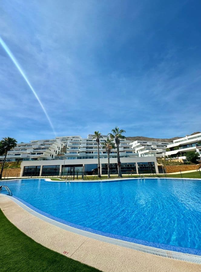 Storslått penthouse i luksuriøs urbanisering, med fantastisk utsikt over alle fellesarealene og panoramautsikten over Benidorm. Du kan se helt til Alicante, innredet i en moderne stil og klar til å flytte inn.