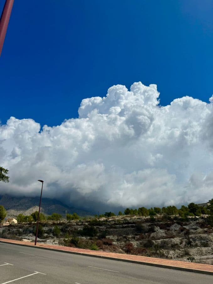 Участок с Потенциалом в ФинестратеОткройте для себя возможность построить свой идеальный дом на этом привлекательном участке, расположенном в очаровательном городе Финестрат, в провинции Аликанте. С площадью 600 м², этот участок предлагает чистый холст, на котором вы можете реализовать свои мечты о жилье, будь то современный индивидуальный дом или уютное загородное убежище.Привилегированное МестоположениеФинестрат — это место, которое сочетает в себе очарование средиземноморской жизни и близость к впечатляющим природным пейзажам и красивым пляжам Коста-Бланки. Участок ориентирован на юг, что обеспечивает светлость и тепло на протяжении всего года. Его близость к горам Финестрат добавляет штрих естественной красоты, создавая спокойную и уединенную атмосферу, идеально подходящую для семейной жизни или уикендов.Характеристики Участка  Площадь: 600 м² для проектирования вашего идеального пространства.  Ориентация: Юг, позволяющий наслаждаться обилием солнечного света.  Внешние Характеристики: Участок расположен на открытой местности, идеально подходящ для строительства и наслаждения открытыми видами и свежим горным воздухом.Окружающая Среда и СообществоСообщество Финестрат известно своей дружелюбной атмосферой и разнообразными культурными и развлекательными мероприятиями. Начиная с доступа к туристическим маршрутам и заканчивая очаровательными ресторанами и местными магазинами, район предлагает яркий стиль жизни. Кроме того, его близость к Бенидорму и другим прибрежным городам обеспечивает отличное сообщение с услугами и развлекательными мероприятиями.Уникальная ВозможностьЭтот участок в Финестрате представляет собой не только инвестицию в недвижимость, но и возможность жить в среде, способствующей сбалансированному и здоровому образу жизни. Если вы ищете место, где можно создать незабываемые воспоминания и наслаждаться красотой Средиземного моря, эта собственность — идеальный выбор. С вниманием к деталям и правильным видением этот участок может превратиться в дом вашей мечты.Не упустите возможность воспользоваться этим исключительным участком. Свяжитесь с нами для получения дополнительной информации и сделайте первый шаг к созданию вашего нового дома в Финестрате.