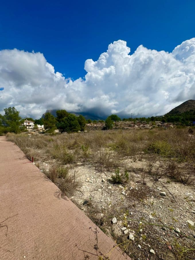 En Tomt med Potensial i FinestratOppdag muligheten til å bygge ditt drømmehjem på denne attraktive tomten som ligger i den sjarmerende byen Finestrat, i provinsen Alicante. Med et areal på 600 m², tilbyr denne tomten et blankt lerret hvor du kan realisere boligdrømmen din, enten det er et moderne enebolig eller et koselig feriehus.Privilegert BeliggenhetFinestrat er et sted som kombinerer sjarmen fra det mediteranske livet med nærheten til imponerende naturskjønnheter og de vakre strendene på Costa Blanca. Tomten er vendt mot sør, noe som garanterer lys og varme hele året. Nærheten til Sierra de Finestrat tilfører et naturlig skjønnhetsaspekt, og skaper en rolig og fredelig atmosfære som er ideell for familieliv eller helger ombord.Egenskaper ved Tomten  Areal: 600 m² for å designe ditt perfekte rom.  Plassering: Sør, som gir rikelig med sollys.  Utendørsegenskaper: Tomten er utendørs, perfekt for bygging og nytelsen av åpne utsikter og frisk fjelluft.Område og FellesskapFellesskapet i Finestrat er kjent for sitt hyggelige miljø og sitt varierte tilbud av kulturelle og rekreative aktiviteter. Fra tilgang til turstier til sjarmerende restauranter og lokale butikker, gir området en livlig livsstil. I tillegg gir nærheten til Benidorm og andre kystbyer utmerket tilknytning til tjenester og underholdning.Unik MulighetDenne tomten i Finestrat representerer ikke bare en investering i eiendom, men også muligheten til å leve i et miljø som fremmer en balansert og sunn livsstil. Hvis du ser etter et sted å skape varige minner og nyte skjønnheten i Middelhavet, er denne eiendommen det perfekte valget. Med oppmerksomhet på detaljer og riktig visjon kan denne tomten forvandles til drømmehjemmet ditt.Ikke gå glipp av muligheten til å kapitalisere på denne eksepsjonelle tomten. Ta kontakt med oss for mer informasjon og ta det første steget mot å skape ditt nye hjem i Finestrat.