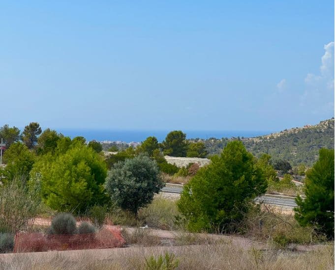 Tomt på 600 m2 bytomt til salgs med lisens og godkjent prosjekt for bygging av villa i Finestrat.Villaen vil ha et nyttig areal på 177 m2 tak, totalt bygget areal på 300 m2 fordelt på kjeller pluss høyde. Huset vil ha 4 soverom og 3 bad inne, åpen kjøkkenløsning, stue/spisestue med et ekstra bad utenfor. Den har også en hage med grill og svømmebasseng.  Med god kommunikasjon med riksveien og enkel tilgang til kjøpesenteret La Marina. Det ligger mindre enn 5 minutter fra strendene i Poniente de Benidorm og Cala de Finestrat, svært nær golfbanen og 45 minutter fra Alicante flyplass.