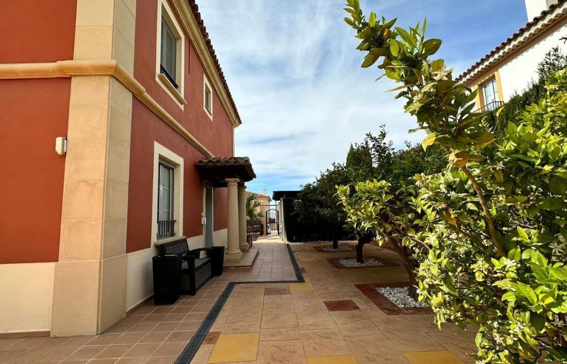 Вилла в Финестрате - BAHIA GOLF, общая площадь 180м2, размер участка 650м2, 4 спальни, 4 ванные комнаты, бассейн, урбанизация.