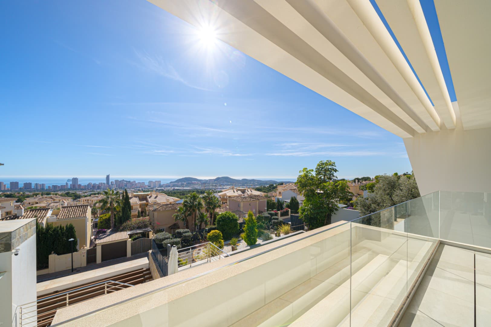 Beskrivelse av chalet i FinestratOppdag et luksuriøst og komfortabelt tilfluktssted i dette imponerende chalet beliggende i den sjarmerende Finestrat, i provinsen Alicante. Med en bygning på 635 m² på en privat tomt på 704 m², er denne eiendommen selve symbolet på eleganse og velvære.Romslig distribusjonDette chalet har 5 soverom og 6 bad, og gir rikelig med plass og komfort for store familier eller de som liker å ha venner på besøk. Fordelingen er designet for å maksimere naturlig lys, og skaper koselige og lyse rom i hvert hjørne.