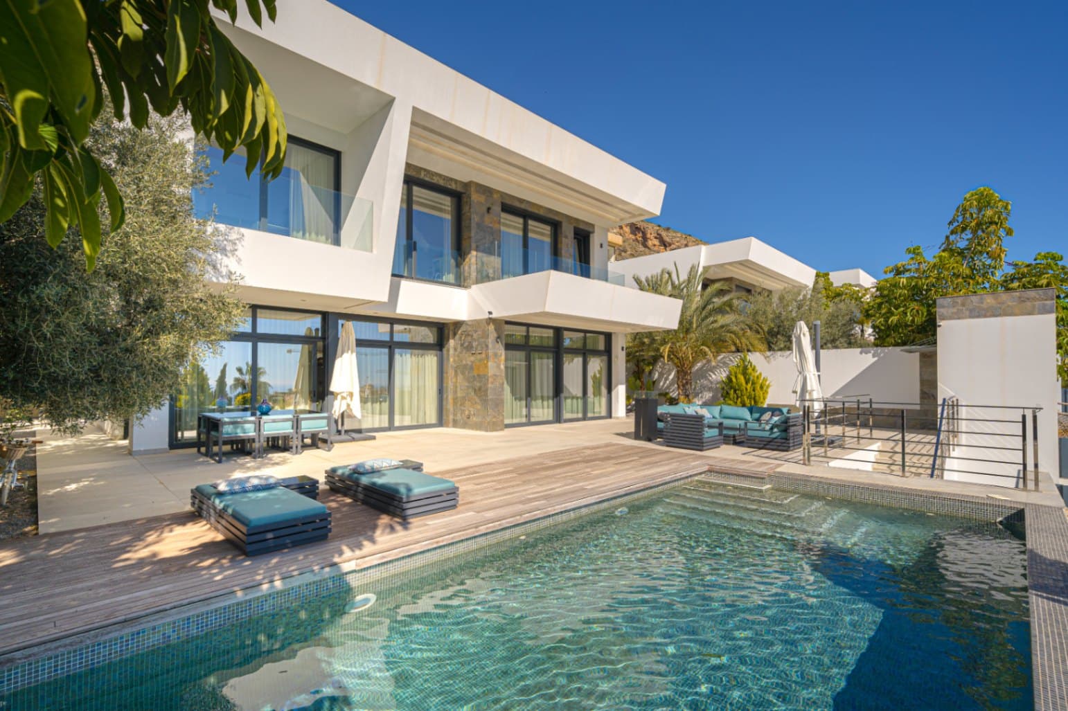 Villa i Finestrat med havutsikt! Villaen er bygget på en tomt på 704 m2 og har et konstruert areal på 635 m2. Den har en fullt utstyrt kjøkkenkrok, 5 soverom, 6 bad og et svømmebasseng. Den er utstyrt med hjemmeautomatisering for å kontrollere klimaanlegg, gulvvarme, utvendig og innvendig belysning og persienner.   Den er også utstyrt med solcellepaneler, et komplett hjemmeautomatiseringssystem, treningsstudio, biokjemisk bibliotek, vaskerom og separat omkledningsrom. Med sin solrike beliggenhet og storslåtte utsikt byr området også på et bredt utvalg av fornøyelsesparker, kjøpesentre, kinoer, vakre sandstrender og flotte turstier midt i vakker natur. Nærliggende fasiliteter inkluderer treningssentre og treningsklubber, luksuriøse spa, gourmetrestauranter og flere golfbaner. 24-timers videoovervåking sikrer et trygt bomiljø. 