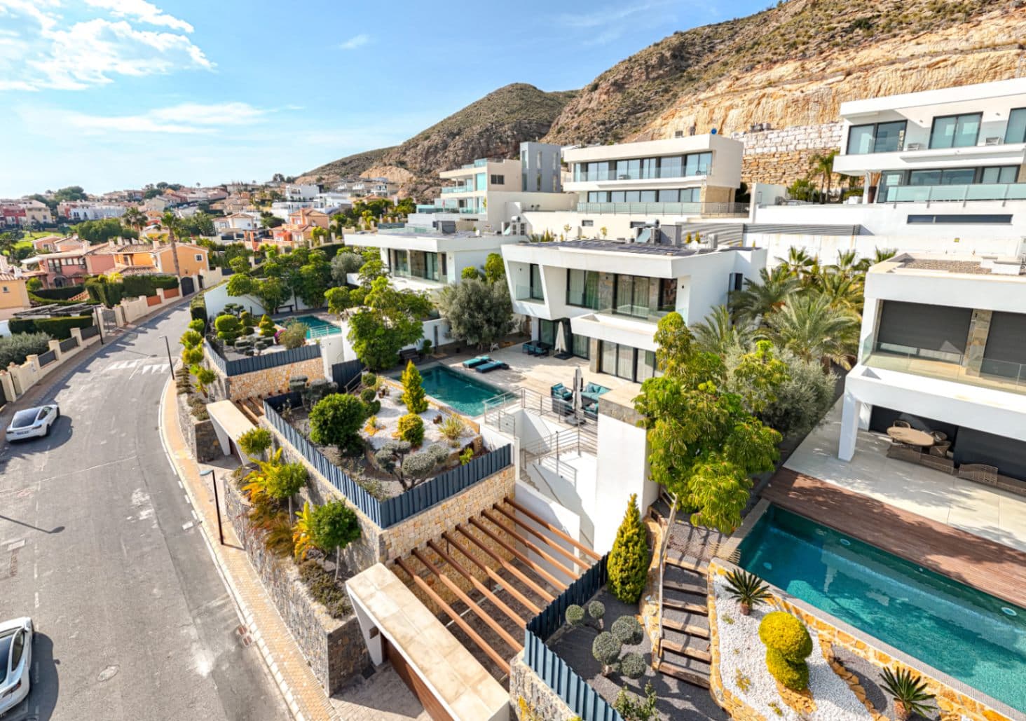 Описание шале в ФинестратеОткройте для себя роскошное и комфортное убежище в этом впечатляющем шале, расположенном в очаровательном Финестрате, в провинции Аликанте. Со зданием площадью 635 м² на частном участке 704 м², это имущество является воплощением элегантности и благополучия.Просторная планировкаЭто шале включает в себя 5 спален и 6 ванных комнат, предлагая щедрое и комфортное пространство для больших семей или тех, кто любит принимать друзей. Планировка разработана для максимизации естественного света, создавая уютные и светлые уголки в каждом помещении.Современные удобстваОснащенное централизованным кондиционером и отоплением, этот дом готов предложить идеальный климат в течение всего года. Американская кухня будет настоящим наслаждением для любителей кулинарии, облегчая общение во время приготовления вкусных блюд.Уличные пространстваНа территории недвижимости расположены частный бассейн для наслаждения теплыми летними днями и красивый сад, окружающий дом, идеально подходящий для отдыха или семейных встреч. Кроме того, шале предлагает балкон и открытую террасу, где можно наслаждаться впечатляющими видами и солнечными днями региона.Безопасность и комфортБезопасность имеет первостепенное значение; поэтому это шале оснащено системой сигнализации, секьюрити-дверью и двойным остеклением. Недвижимость также предлагает сарай для дополнительного хранения и парковочное место, что увеличивает функциональность жилья.Энергетические сертификатыОриентированное на охрану окружающей среды, это шале имеет энергетические сертификаты класса A как по энергоэффективности, так и по выбросам, демонстрируя свою эффективность и экологическую ответственность.Привилегированное местоположениеНаходясь в районе с хорошей транспортной доступностью, это шале не только предлагает спокойное убежище, но и обеспеченный легкий доступ к местным услугам, магазинам и достопримечательностям яркого Финестрата. Независимо от того, ищете ли вы приключения или место для отдыха, это местоположение предлагает всё.Это шале в Финестрате — это не просто собственность; это стиль жизни, который приглашает наслаждаться красотой Аликанте каждый день. Дом, полный всех желаемых деталей, ждет вас с распахнутыми объятиями.