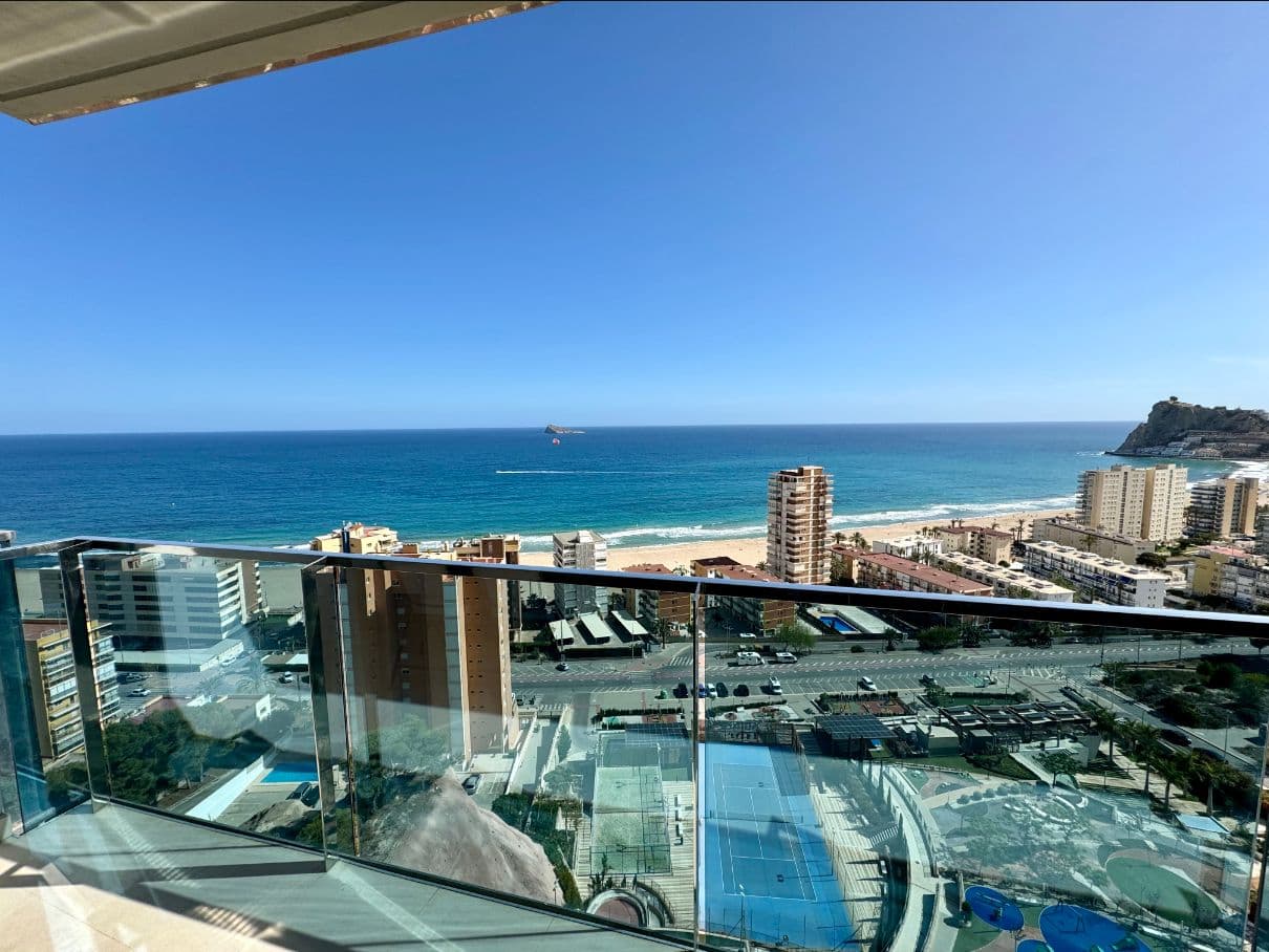 Ny mulighet i en av de mest ettertraktede bygningene i Poniente Beach-området i Benidorm (Alicante).Utrolig leilighet med fantastisk utsikt, som ligger i et veldig komplett boligkompleks foran stranden.Eiendommen ligger i toppetasjen og består av 2 soverom, 2 bad og en stor 20 m² solterrasse med panoramautsikt over Poniente-stranden.Eiendommen er i utmerket stand og klar til å flytte inn.Den har klimaanlegg (varm/kald), gulvvarme på begge badene samt bod og garasje.Sunset Drive er det perfekte stedet å nyte den rene middelhavslivsstilen.Nærheten til stranden, fasilitetene, den store hagen og kvaliteten på dette huset gjør det perfekt.Den har mer enn 13 000 m² felles- og rekreasjonsområder, 3 svømmebassenger og 3 boblebad, alt i et forfriskende miljø, med et salongområde med 2 barer, en tørr og en våt.Sportsentusiaster kan gjøre sine favorittaktiviteter i treningsstudioet med finsk badstue, i det oppvarmede svømmebassenget spesielt designet for svømming, eller på en av idrettsbanene for padletennis, tennis, sportssenter, curling og petanque.De minste har sin egen basseng-innsjø med vannleker, samt flere lekeområder med trehytte, sklier og husker.Sunset Drive tilbyr også et sted å jobbe med lesesal og Wi-Fi, samt underholdning med en liten kino.Eksklusiv havutsikt fra hele huset.