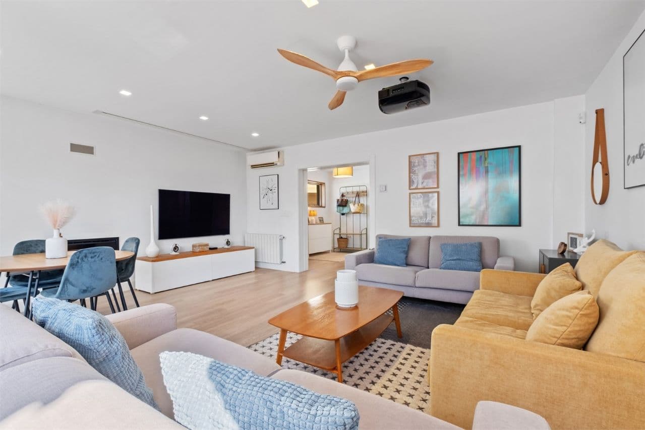 Откройте для себя ваш новый дом в Альфас-дель-ПиМы приглашаем вас познакомиться с этой впечатляющей виллой, расположенной в очаровательном городе Альфас-дель-Пи, в прекрасной провинции Аликанте. Этот шале - идеальное убежище для тех, кто ищет комфорт и элегантность в одном из самых желанных мест на Коста-Бланке.Широкие и светлые пространстваС площадью 172 м² и идеально спроектированной планировкой, это жилье предлагает четыре просторных спальни, идеально подходящих для размещения всей семьи или приема гостей. Каждое пространство в доме было продумано для обеспечения абсолютного комфорта, дополненного двумя хорошо оборудованными ванными комнатами, что гарантирует максимальную функциональность и приватность.Комфорт круглый годНаслаждайтесь идеальной температурой в любое время года благодаря кондиционеру и центральному отоплению. Южная ориентация собственности позволяет естественному свету наполнять пространства, создавая теплую и уютную атмосферу в любое время года.Развлечения на свежем воздухеОдним из сокровищ этой виллы является ее бассейн, идеально подходящий для отдыха под средиземным солнцем или наслаждения незабываемыми моментами с семьей и друзьями. Кроме того, просторный внешний сад предоставляет идеальное зеленое пространство для активности на свежем воздухе и барбекю. Представьте себе летние вечера на летней кухне, где вы сможете готовить вкусные блюда на свежем воздухе.Отдельная кухняОтдельная кухня оснащена всем необходимым для удовлетворения всех ваших кулинарных потребностей. Ее функциональный дизайн позволит вам наслаждаться каждым моментом на кухне, будь то приготовление ваших любимых рецептов или совместные моменты с семьей.Дополнительные удобстваЭтот шале - не просто дом, а стиль жизни, который включает в себя дополнительное хранение, открытую террасу и парковку. Каждая деталь была продумана, начиная с двойных стеклопакетов, которые обеспечивают звуковую и тепловую изоляцию, и до сигнализационной двери, предлагающей спокойствие и защиту.Непревзойденная обстановкаРасположенная в спокойном районе Альфас-дель-Пи, эта собственность предлагает вам идеальное сочетание спокойствия и близости ко всем необходимым услугам. Магазины, рестораны и развлекательные центры находятся всего в нескольких минутах, в то время как красивые пляжи Коста-Бланки находятся в пределах досягаемости.Не упустите возможность жить в этом эксклюзивном шале в Альфас-дель-Пи, где комфорт, стиль и природная красота сливаются, создавая идеальный дом. Ваша новая жизнь ждет вас и полна возможностей.