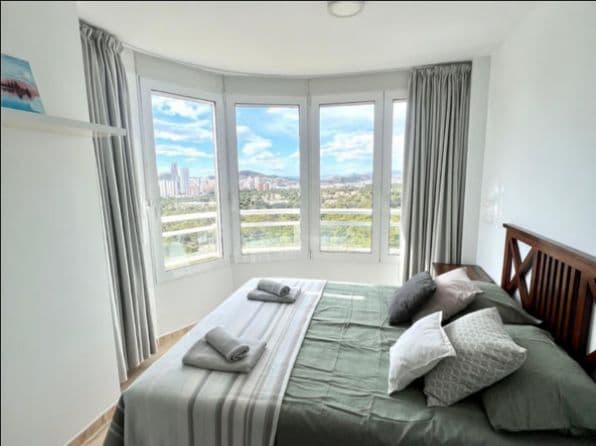 Описание пентхауса в Бенидорме, ПонентеДобро пожаловать в исключительный пентхаус, расположенный в желанной зоне Поненте в Бенидорме, Аликанте. Это очаровательное помещение площадью 140 м² представляет собой идеальную возможность для тех, кто ищет комфортный и привлекательный дом, предлагающий яркую жизнь недалеко от побережья.Планировка и УдобстваПентхаус включает в себя 2 просторные спальни, которые предлагают идеальное укрытие от повседневной суеты. Каждая спальня спроектирована с учетом комфорта, создавая уютное пространство для отдыха. Санузел смежный, хорошо спланирован, отражая практичный стиль.Американская кухня, художественно объединенная с гостиной, является идеальным местом для наслаждения обществом семьи и друзей во время приготовления вкусных блюд. Этот открытый дизайн позволяет естественному свету проникать в дом, создавая теплую и гостеприимную атмосферу.Выдающиеся особенностиЭтот пентхаус выделяется своим состоянием, что означает, что он готов к заселению. С кондиционером вы будете наслаждаться прохладной атмосферой в жаркие летние месяцы на побережье. Кроме того, недвижимость оснащена открытой террасой, идеально подходящей для отдыха или совместного времяпрепровождения на свежем воздухе.Здание оборудовано лифтом и парковкой, что обеспечивает большую удобство в повседневной жизни. Его расположение с хорошими транспортными связями гарантирует легкий доступ к основным достопримечательностям города и прекрасным пляжам Бенидорма.Стиль жизни у самого моряЗона Поненте известна своими впечатляющими видами на море и спокойной атмосферой, что делает ее идеальным местом для наслаждения расслабленным образом жизни. Здесь у вас будет возможность исследовать разнообразие ресторанов, баров и магазинов, не отходя далеко от уютного морского бриза.Не упустите возможность приобрести этот пентхаус, который сочетает в себе комфорт, удачное местоположение и мечтательный стиль жизни в Бенидорме. Это пространство, где ваши мечты могут стать реальностью.