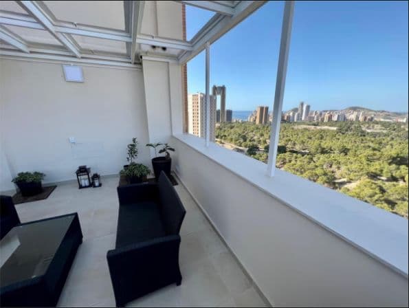  Penthouse i Benidorm med panoramautsikt over byen og havet!Leiligheten etter en totalrenovering. Nesten alt er nytt.Totalt areal 140 m2, 2 soverom, stue, bad, terrasse.Nummerert overbygd parkeringsplass under bygningen ved siden av heisen.På territoriet: svømmebasseng, lekeplass. Tennisbane, padletennisbane.På terrassen: elektrisk grill kan installeres. Barstoler hvor du kan ta kaffe etc med utsikt.På terrassen er det puter til de nye sofaene.Varmt vann, strøm, gass kan kobles til.