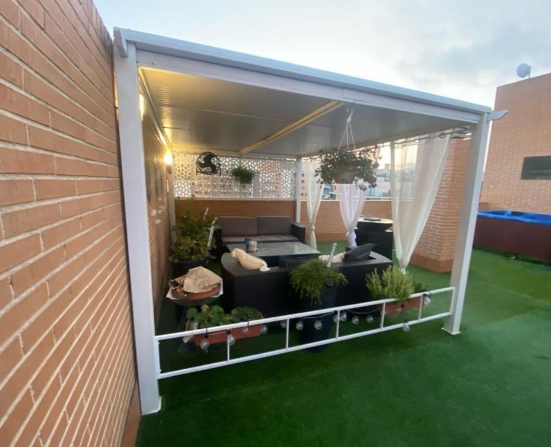 Ático de dos plantas, 180 m2,superficie útil 77 m2, 2 dormitorios, 2 baños, con zona de estar, barbacoa, jacuzzi y plaza de aparcamiento.