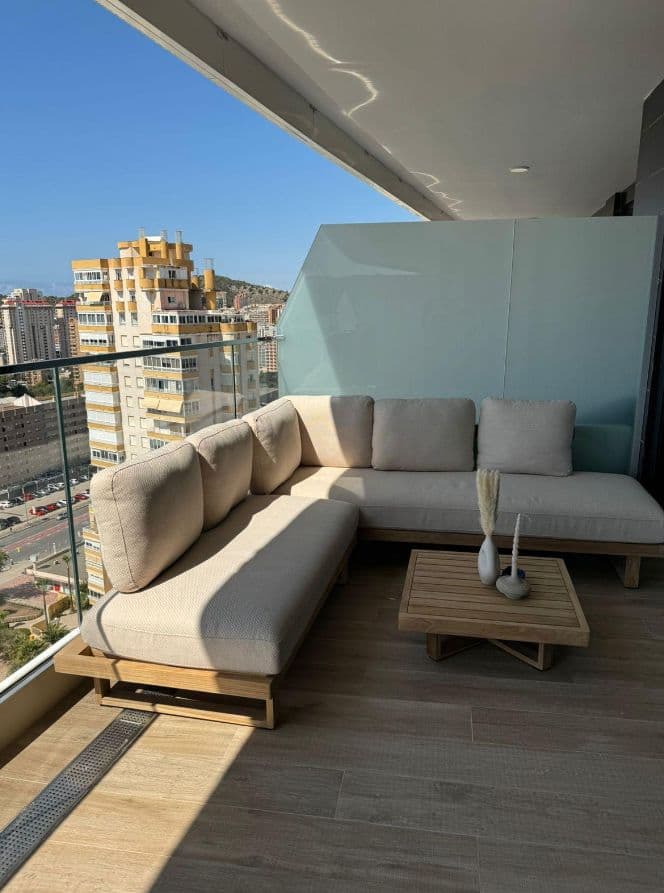Descubra la mezcla perfecta de lujo y confort en este impresionante apartamento de 2 dormitorios en venta en una exclusiva urbanización residencial. Situado en la planta 15 con su propia plaza de aparcamiento, este moderno apartamento ha sido diseñado para ofrecer estilo, funcionalidad y vistas impresionantes, por lo que es la elección perfecta tanto para la vida permanente como para sus vacaciones de ensueño.Dos amplios dormitorios: Ambos dormitorios disponen de grandes ventanales con vistas panorámicas al mar. El espacioso salón se abre a una gran terraza, ofreciendo una experiencia de vida interior y exterior inigualable e impresionantes vistas al mar Mediterráneo.La moderna cocina está equipada con electrodomésticos de última generación. Los dos cuartos de baño están elegantemente decorados y acabados con materiales de alta calidad. La terraza es uno de los aspectos más destacados del apartamento, ofreciendo un lugar maravilloso para relajarse, disfrutar de las vistas.Piscina y jacuzzi: Disfrute de un refrescante baño en la piscina o relájese en el jacuzzi.Zona de spa y sauna: relájese y rejuvenezca en el centro de spa o limpie su cuerpo en la sauna.Gimnasio totalmente equipado.Zonas deportivas y de juegos infantiles.Aparcamiento privado: para su comodidad, el piso dispone de una plaza de aparcamiento exclusiva.Seguridad 24 horas.Acceso directo a la playa de Poniente, a pocos pasos de tu casa.Plaza de garaje y trastero incluidos en el precio.
