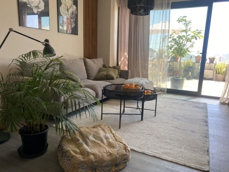 Este magnífico piso está situado en la prestigiosa residencia Camporrosso Village, que ofrece todas las comodidades para una vida moderna y confortable. El precio incluye una plaza de garaje y un trastero.La residencia cuenta con una excelente infraestructura y un servicio excepcional: Moderno gimnasio con equipamiento completo; Sauna para una relajación total; Piscina cubierta climatizada, ideal para usar todo el año; Gran piscina exterior; Piscina exterior para niños; Zonas de juegos para niños; Pistas de pádel.A tan sólo 5-10 minutos en coche de las playas de Benidorm y del gran centro comercial La Marina.El piso tiene un diseño funcional y moderno, con acabados de alta calidad: Dos dormitorios: amplios, luminosos, con acabados de alta calidad. Amplio salón: con cocina americana totalmente equipada. Amplia terraza: amueblada, con zona de estar y barbacoa, vistas panorámicas al mar y a la ciudad de Benidorm. Ventanas panorámicas correderas: inundan el piso de luz natural. Dos baños: uno contiguo al dormitorio principal. Habitación infantil funcional: equipada con una cama plegable. La residencia está situada en un barrio tranquilo, lejos del ruido de la ciudad. Acceso cómodo a las principales autopistas.Ideal para aquellos que buscan comodidad, tranquilidad y un alto nivel de vida. Dispone de todas las comodidades tanto para residencia permanente como para vacaciones en familia. 