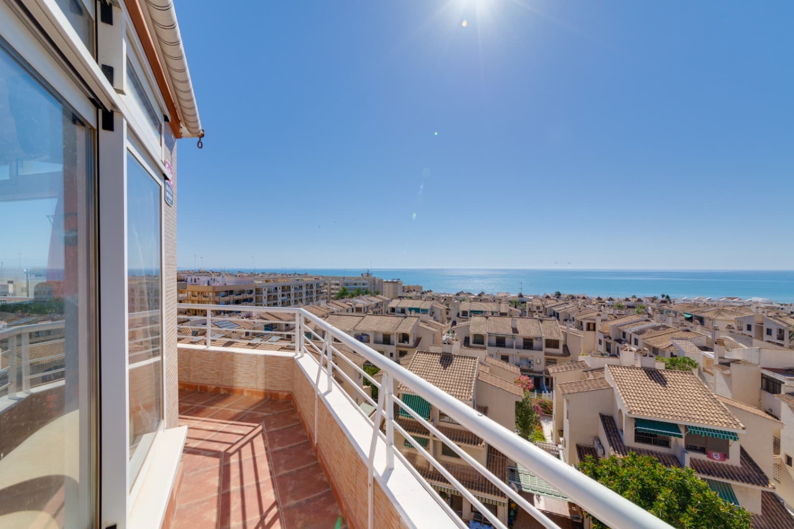 Denne 3-roms penthouse/duplex i Guardamar del Segura (Alicante) ligger nær en fantastisk sandstrand og alle fasiliteter. Ideell for permanent bolig eller som eiendomsinvestering i et av de mest ettertraktede områdene. Lys og moderne leilighet med store vinduer mot sørøst, stue og soverom har fantastisk havutsikt. Alle vinduer vender mot gaten. Et særtrekk ved eiendommen er den 51 m2 møblerte terrassen med solsenger. Huset er møblert og utstyrt med hvitevarer, og hvert soverom har klimaanlegg.Huset har en stor overbygd parkeringsplass som også kan brukes som bod. Området selges separat og er ikke inkludert i prisenPenthouse i Guardamar del SeguraViktige funksjoner:142 m² boareal, 4. og 5. etasje, 3 soverom, 2 bad, 51 m² terrasse, panoramautsikt over sjøen fra alle vinduer, øst-sørvendt, heis, galleri/bod, møbler, vaskerom, hvitevarer, klimaanlegg, radiatorvarme, naturgass,, skap, heis for shopping fra kjøkkenet til terrassen, strand 200 m, Mercadona 100 m.