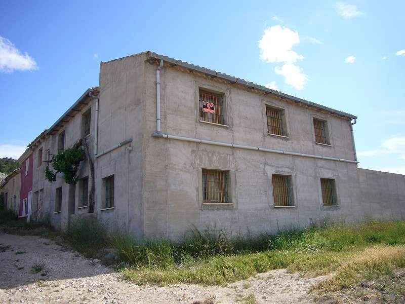 Casa de campo muy grande con 500,000m2 de terreno de los cuales 200,000m2 son bosques naturales, con el resto plantado. Casa ecológica ideal que requiere instalación solar y terminación de la casa. Se ha completado todo el trabajo estructural, incluyendo plomería, electricidad, un nuevo techo / vigas, pisos, etc. Fabulosa ubicación, con impresionantes vistas y un ingreso garantizado de la tierra cultivable. Bosque protegido con águilas anidando.Somos especialistas en la Costa Blanca y Costa Cálida que se especializan en las regiones del interior de Alicante y Murcia con un énfasis particular en Elda, Pinoso, Aspe, Elche y las áreas circundantes. Somos una empresa establecida, bien conocida y confiable que ha construido una sólida reputación entre compradores y vendedores desde que comenzamos a comercializar en 2004. Ofrecemos un servicio completo sin cargos ocultos o sorpresas, comenzando con la compra de la propiedad, hasta la finalización, y un servicio posventa incomparable que incluye administración de propiedades, servicios de construcción y ayuda y consejos generales para que su nueva casa sea un hogar. Con una cartera de más de 1400 propiedades en venta, confiamos en que podemos ayudar, así que háganos saber su propiedad, presupuesto y ubicación preferidos, y nosotros haremos el resto.