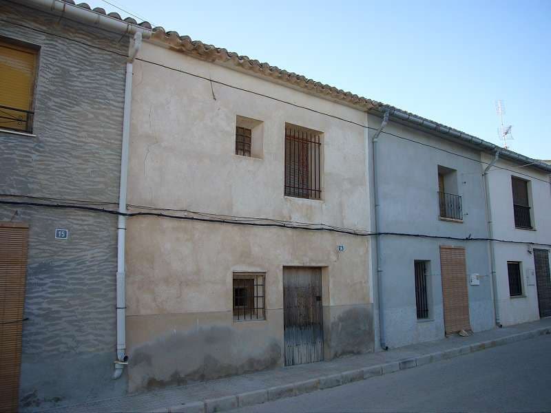 Casa de pueblo tradicional para la restauración con una bodega. Sonido estructural. Un pequeño patio une la casa y la bodega. Acceso desde dos caminos. Bodega es ideal para usar como garaje o para almacenamiento. El techo necesita algo de trabajo, al igual que las puertas y ventanas. No hay conexión eléctrica, ni fontanería. House tiene más de 80 años. Las características tradicionales podrían incorporarse en la renovación para mejorar la propiedad.Somos especialistas en la Costa Blanca y Costa Cálida que se especializan en las regiones del interior de Alicante y Murcia con un énfasis particular en Elda, Pinoso, Aspe, Elche y las áreas circundantes. Somos una empresa establecida, bien conocida y confiable que ha construido una sólida reputación entre compradores y vendedores desde que comenzamos a comercializar en 2004. Ofrecemos un servicio completo sin cargos ocultos o sorpresas, comenzando con la compra de la propiedad, hasta la finalización, y un servicio posventa incomparable que incluye administración de propiedades, servicios de construcción y ayuda y consejos generales para que su nueva casa sea un hogar. Con una cartera de más de 1400 propiedades en venta, confiamos en que podemos ayudar, así que háganos saber su propiedad, presupuesto y ubicación preferidos, y nosotros haremos el resto.