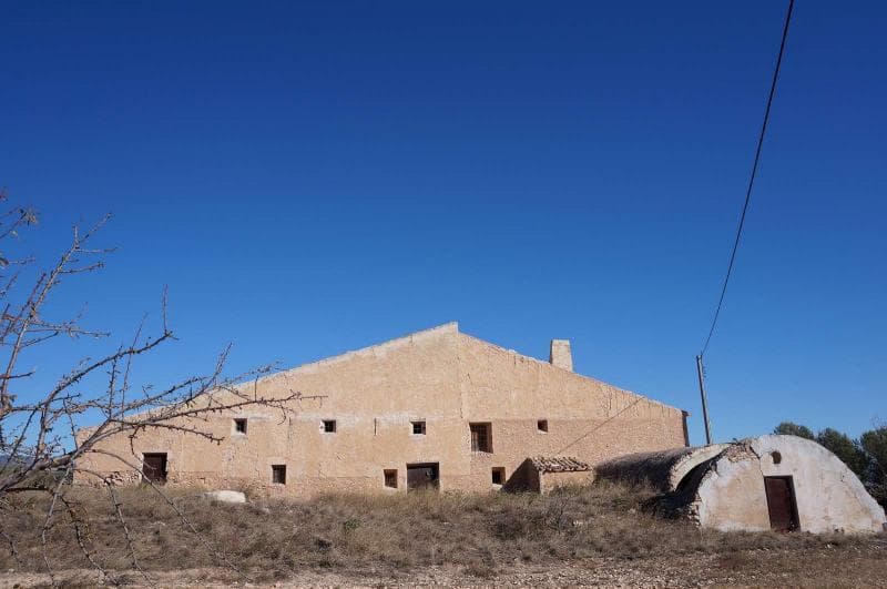 Una oportunidad única de poseer y volver a crear una parte de la historia de España en el corazón de la región vinícola de Vinolopo. Esta propiedad fue una vez una bodega de trabajo, con un tamaño de construcción de 800m2 con mucho potencial para construir una impresionante casa de campo o crear una oportunidad de negocio.Está situado en un pequeño pueblo cerca de la ciudad de Pinoso. Hay impresionantes vistas de los valles y montañas circundantes de PinosoEl piso de arriba tiene techos con vigas y curvas muy altas y podría transformarse fácilmente en una fantástica sala de estarLas posibilidades para la planta baja son infinitas, hay muchas de las características originales aún en su lugar, como la prensa de piedra de oliva, 2 hoyos de vino originales que podrían convertirse fácilmente en almacenamiento y una prensa de vino de roble y prensa de metal originales. También hay un pozo antiguo original muy grande con una preciosa función de arco, que podría convertirse en un fabuloso comedor o un auditorio de música único con acústica desde el techo abovedado o una piscina cubierta o jacuzzi.Esta propiedad tiene el potencial de convertirse en un excelente restaurante o único bed and breakfast o simplemente restaurado a su antigua gloria utilizando las características originales que aún se encuentran en la propiedad.Esta es una oportunidad única y sería la envidia de todos los amigos y vecinos cuando se restaure. Esta es una propiedad de visita obligada que no durará mucho