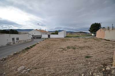 Una parcela con almacenaje en el popular pueblo de Torre del Rico. Esta es una trama de construcción legal.Somos especialistas en la Costa Blanca y Costa Cálida que se especializan en las regiones del interior de Alicante y Murcia con un énfasis particular en Elda, Pinoso, Aspe, Elche y las áreas circundantes. Somos una empresa establecida, bien conocida y confiable que ha construido una sólida reputación entre compradores y vendedores desde que comenzamos a comercializar en 2004. Ofrecemos un servicio completo sin cargos ocultos o sorpresas, comenzando con la compra de la propiedad, hasta la finalización, y un servicio posventa incomparable que incluye administración de propiedades, servicios de construcción y ayuda y consejos generales para que su nueva casa sea un hogar. Con una cartera de más de 1400 propiedades en venta, confiamos en que podemos ayudar, así que háganos saber su propiedad, presupuesto y ubicación preferidos, y nosotros haremos el resto.