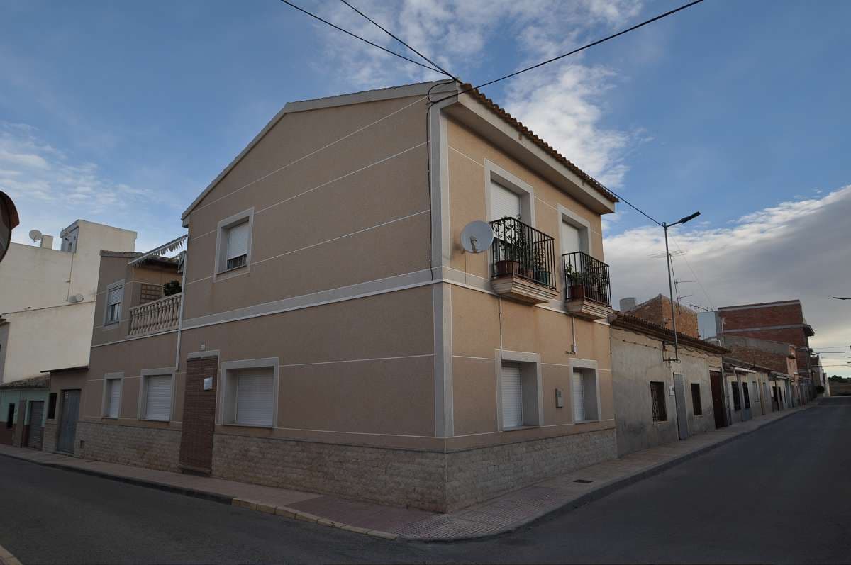 A very large and spacious town house in Pinoso close to all amenities including the medical centre, theatre, sports centre, outdoor swimming pool as well supermarkets, shops and a wide range of bars and restaurants. This property has an entrance hall leading to 2 lounges and a dining room, a nice size kitchen with wooden units for storage, 4 good size bedrooms and 2 bathrooms. There is also an inner, open courtyard as well as a first floor balcony. There is also a large garage with plenty of storage space. Ideally situated to integrate into the Spanish way of life with everything on your doorstep.We are specialists in the Costa Blanca and Costa Calida specialising in the Alicante and Murcia Inland regions with a particular emphasis on Elda, Pinoso, Aspe, Elche and surrounding areas. We are an established, well known and trusted company that has built a solid reputation amongst buyers and sellers since we began trading in 2004. We offer a complete service with no hidden charges or surprises, starting with sourcing the property, right through to completion, and an unrivalled after sales service which includes property management, building services, and general help and advice to make your new house a home. With a portfolio of well over 1400 properties for sale, we are confident that we can help, so just let us know your preferred property, budget and location, and we will do the rest.