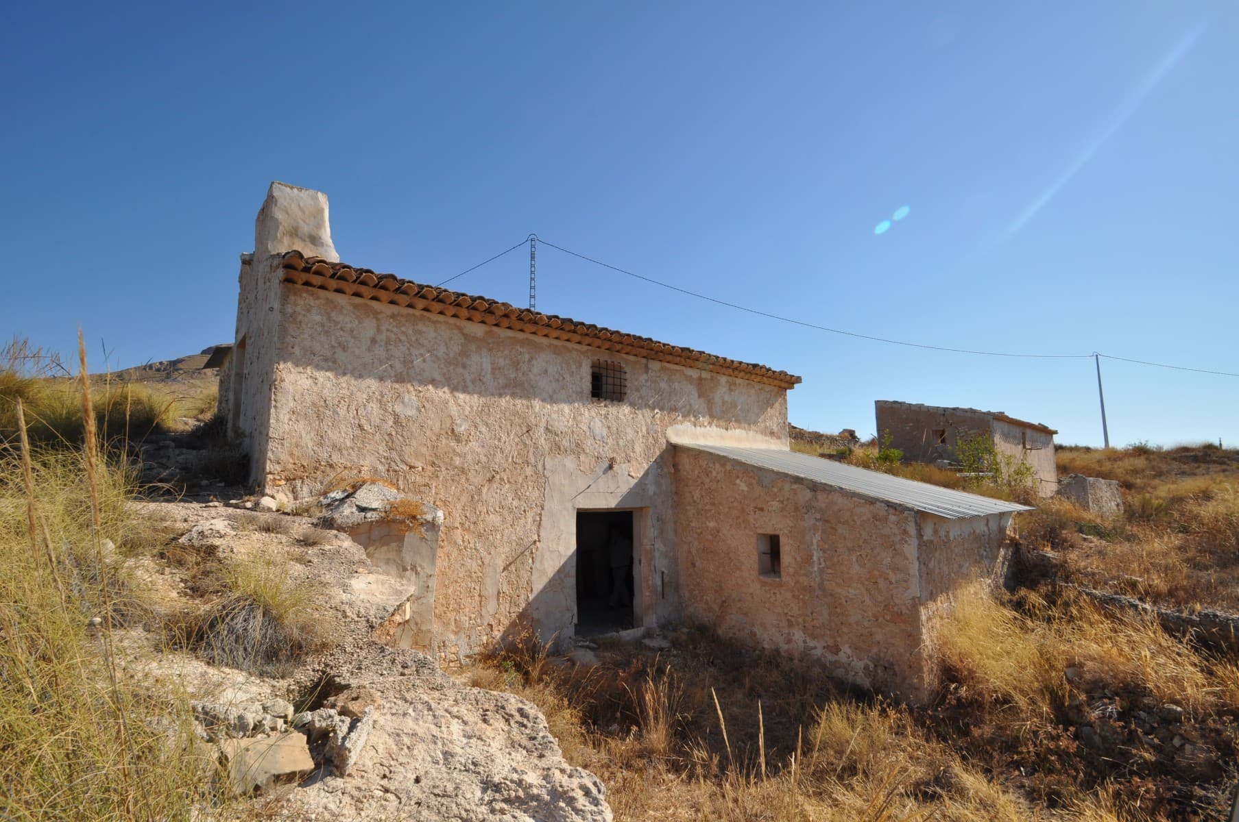 Increible oportunidad! Casa cueva con terreno a tan solo 1 km de Macisvenda. Tiene preciosas vistas despejadas! Actualmente no tiene ni luz ni agua, pero hay posibilidad de conectar ambas. Mains electric por el precio de €6,000 y agua por €1,500. No dejes pasar esta oportunidad y contactanos para que organicemos una visita . Tenemos numerosas parcelas en las zonas. Somos especialistas en la Costa Blanca y Costa Calida especializados en las regiones del interior de Alicante y Murcia, con un énfasis particular en Elda, Pinoso, Aspe, Elche y las zonas circundantes. Somos una empresa establecida, reconocida y confiable que ha construido una sólida reputación entre compradores y vendedores desde que comenzamos a comercializar en 2004. Ofrecemos un servicio completo sin cargos ocultos ni sorpresas, comenzando con la adquisición de la propiedad, hasta su finalización. y un servicio de postventa incomparable que incluye administración de propiedades, servicios de construcción y ayuda y consejos generales para hacer de su nueva casa un hogar. Con una cartera de más de 1400 propiedades en venta, confiamos en que podemos ayudar, así que solo háganos saber su propiedad, presupuesto y ubicación preferidos, y nosotros haremos el resto.