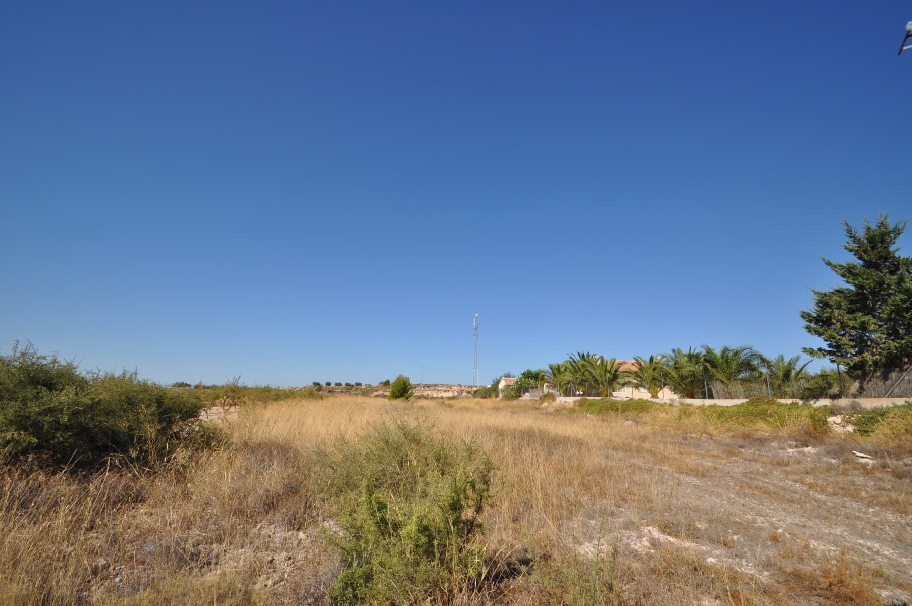 ¡Increíble oportunidad! Parcela urbanizable de 5.000m2 situada en Macisvenda. Tiene hermosas vistas despejadas! Esta propiedad tiene electricidad de la red y se necesita un depósito de agua. ¡Se pueden construir 250 m2 por lo que es una gran oportunidad para construir la casa de sus sueños o inversión! No pierda esta oportunidad y contacte con nosotros para que podamos organizar una visita. Tenemos numerosas parcelas en las áreas. Macisvenda es un pueblito encantador y está a menos de diez minutos de la ciudad internacional de Hondón de las Frailes. Tenemos muchos diseños de edificios y podemos ayudarlo con cada paso de la construcción, si desea construir su propia propiedad. Somos especialistas en la Costa Blanca y Costa Cálida con especialización en las regiones del Interior de Alicante y Murcia con especial énfasis en Elda, Pinoso, Aspe, Elche y alrededores. Somos una empresa establecida, bien conocida y de confianza que ha construido una sólida reputación entre compradores y vendedores desde que comenzamos a operar en 2004. Ofrecemos un servicio completo sin cargos ocultos ni sorpresas, desde el abastecimiento de la propiedad hasta su finalización. y un servicio postventa inigualable que incluye administración de propiedades, servicios de construcción y ayuda y asesoramiento general para hacer de su nueva casa un hogar. Con una cartera de más de 1400 propiedades en venta, estamos seguros de que podemos ayudarlo, así que háganos saber su propiedad preferida, presupuesto y ubicación, y nosotros haremos el resto.