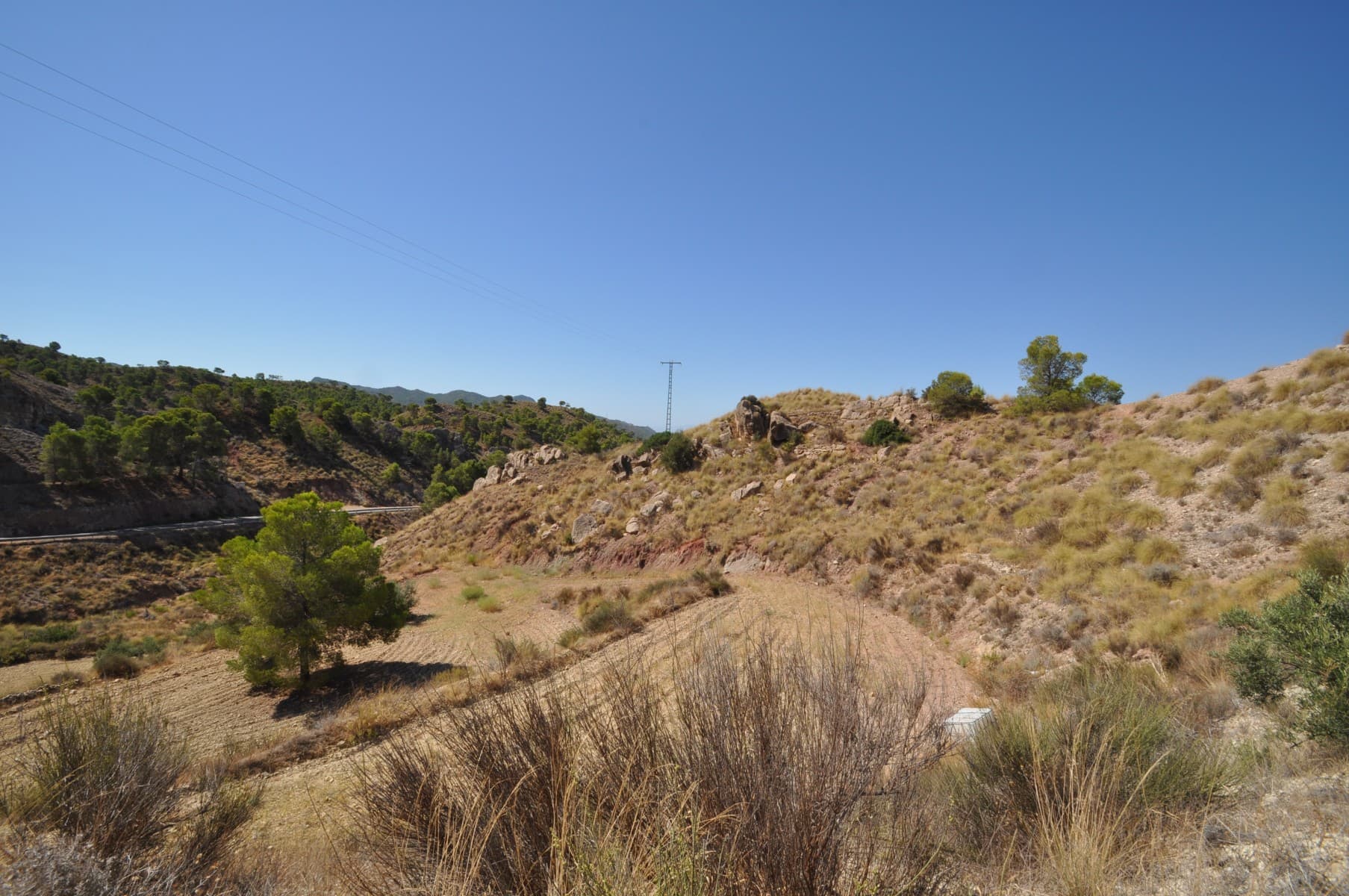 Somos especialistas en la Costa Blanca y Costa Calida especializados en las regiones del interior de Alicante y Murcia, con un énfasis particular en Elda, Pinoso, Aspe, Elche y las zonas circundantes. Somos una empresa establecida, reconocida y confiable que ha construido una sólida reputación entre compradores y vendedores desde que comenzamos a comercializar en 2004. Ofrecemos un servicio completo sin cargos ocultos ni sorpresas, comenzando con la adquisición de la propiedad, hasta su finalización. y un servicio de postventa incomparable que incluye administración de propiedades, servicios de construcción y ayuda y consejos generales para hacer de su nueva casa un hogar. Con una cartera de más de 1400 propiedades en venta, confiamos en que podemos ayudar, así que solo háganos saber su propiedad, presupuesto y ubicación preferidos, y nosotros haremos el resto.