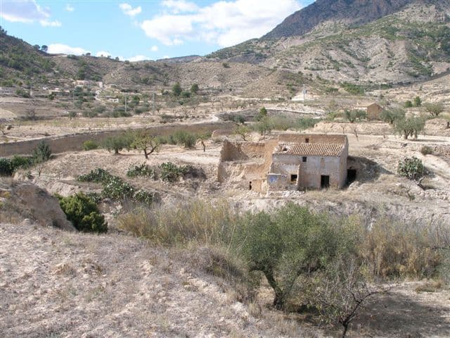 Esta es una gran oportunidad para elegir una verdadera ganga: no hay muchos proyectos como este disponibles. Ubicado en un parque regional, esta es una casa de campo original que necesita una restauración. Una vez completado, sería un hogar muy especial en un entorno privado con una impresionante caída de las montañas de la Sierra de Pila. La conexión de agua y electricidad está incluida en el precio.Somos especialistas en la Costa Blanca y Costa Cálida que se especializan en las regiones del interior de Alicante y Murcia con un énfasis particular en Elda, Pinoso, Aspe, Elche y las áreas circundantes. Somos una empresa establecida, bien conocida y confiable que ha construido una sólida reputación entre compradores y vendedores desde que comenzamos a comercializar en 2004. Ofrecemos un servicio completo sin cargos ocultos o sorpresas, comenzando con la compra de la propiedad, hasta la finalización, y un servicio posventa incomparable que incluye administración de propiedades, servicios de construcción y ayuda y consejos generales para que su nueva casa sea un hogar. Con una cartera de más de 1400 propiedades en venta, confiamos en que podemos ayudar, así que háganos saber su propiedad, presupuesto y ubicación preferidos, y nosotros haremos el resto.