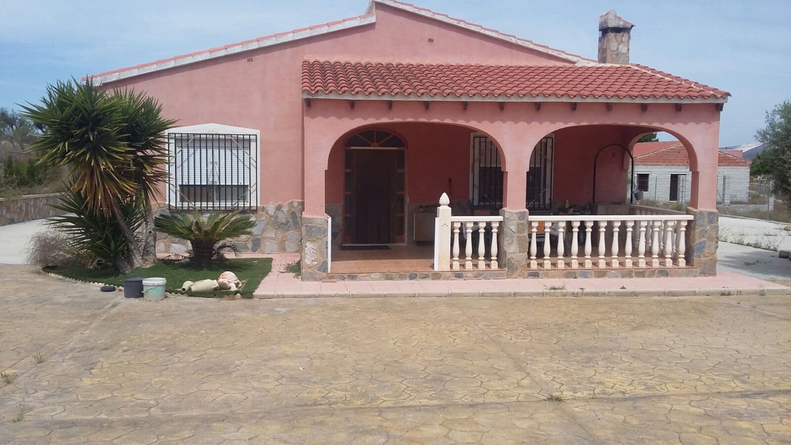 Esta hermosa casa de campo se encuentra a solo 1 km de Hondón de los Frailes. Destaca por su buena ubicación ya que se encuentra en una zona rural, un lugar muy tranquilo pero cercano a la ciudad, por lo que puedes disfrutar de la tranquilidad de la naturaleza, pero si necesitas realizar una compra, ve a un bar. lo tendrás muy cerca.La casa principal tiene 124 metros, 3 dormitorios, 1 baño, sala, comedor, cocina con lavadero y despensa. Extras: chimenea, calefacción en las habitaciones, muebles y electrodomésticos, red eléctrica, agua ....Además de la casa principal, hay un almacén de 100m2, que se puede utilizar como almacén, lugar de trabajo o incluso como anexo para los huéspedes.En el exterior, hay un porche cubierto, zona de barbacoa con un aseo, también hay una gran piscina de 12x5m2, con un vestidor y un aseo.La parcela tiene 6.000m2, 1.000m2 de ellos están vallados con puerta de entrada eléctrica, que es donde se encuentra la casa principal. Hay árboles frutales y de sombra, iluminación en el jardín, pozo ciego y un tanque de agua de 34,000L.Si le ha gustado esta propiedad, no dude en contactarnos para concertar una visita, estaremos encantados de ayudarle.Somos especialistas en la Costa Blanca y Costa Cálida que se especializan en las regiones del interior de Alicante y Murcia con un énfasis particular en Elda, Pinoso, Aspe, Elche y las áreas circundantes. Somos una empresa establecida, bien conocida y confiable que ha construido una sólida reputación entre compradores y vendedores desde que comenzamos a comercializar en 2004. Ofrecemos un servicio completo sin cargos ocultos o sorpresas, comenzando con la compra de la propiedad, hasta la finalización, y un servicio posventa incomparable que incluye administración de propiedades, servicios de construcción y ayuda y consejos generales para que su nueva casa sea un hogar. Con una cartera de más de 1400 propiedades en venta, confiamos en que podemos ayudar, así que háganos saber su propiedad, presupuesto y ubicación preferidos, y nosotros haremos el resto.